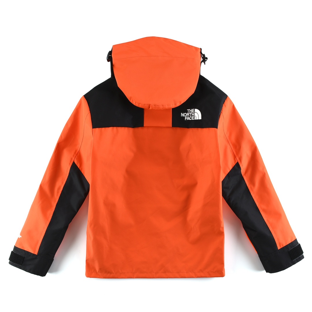 💰245【暴力橙】
THE NORTH FACE/北面 1990经典款户外防水冲锋衣
登山夹克#代购级为了还原Z💰的一切质感今年团队历经数月最终出货。所有辅料还原Z💰,面料做工升级。
✅防水为国际ISO标准90(ISO4)级别达到荷叶水珠滚动效果
✅高透层压织物Gore-tex仿水透气薄膜,手感更佳舒适。
✅刺绣采用原版一致进口田岛刺绣机还原Z💰。田岛刺绣工整立体,饱满度立体感以及每个字母的神韵特点,一笔一划工工整整立体效果强烈
✅全衣原厂YKK拉链,可承受10万次拉力磨损,原厂魔术贴。开模定制五金配件,字体清晰立体
✅冲锋衣代表作品1990年MJ是TNF的传统最爱。这款时尚夹克采用GT设计,为您的所有都市冒险而重新构想,提供无与伦比的防水和防风保护。
✅GT配有塔夫绸和拉绒经编衬里相当保暖。
✅另外可与1996羽绒服组合搭配保暖效果超级无敌‼️
Size:XS-2XL