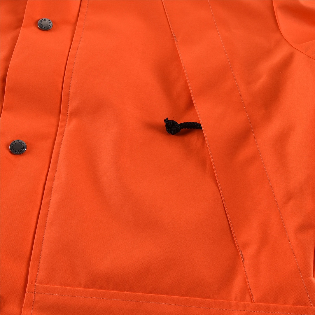 💰245【暴力橙】
THE NORTH FACE/北面 1990经典款户外防水冲锋衣
登山夹克#代购级为了还原Z💰的一切质感今年团队历经数月最终出货。所有辅料还原Z💰,面料做工升级。
✅防水为国际ISO标准90(ISO4)级别达到荷叶水珠滚动效果
✅高透层压织物Gore-tex仿水透气薄膜,手感更佳舒适。
✅刺绣采用原版一致进口田岛刺绣机还原Z💰。田岛刺绣工整立体,饱满度立体感以及每个字母的神韵特点,一笔一划工工整整立体效果强烈
✅全衣原厂YKK拉链,可承受10万次拉力磨损,原厂魔术贴。开模定制五金配件,字体清晰立体
✅冲锋衣代表作品1990年MJ是TNF的传统最爱。这款时尚夹克采用GT设计,为您的所有都市冒险而重新构想,提供无与伦比的防水和防风保护。
✅GT配有塔夫绸和拉绒经编衬里相当保暖。
✅另外可与1996羽绒服组合搭配保暖效果超级无敌‼️
Size:XS-2XL