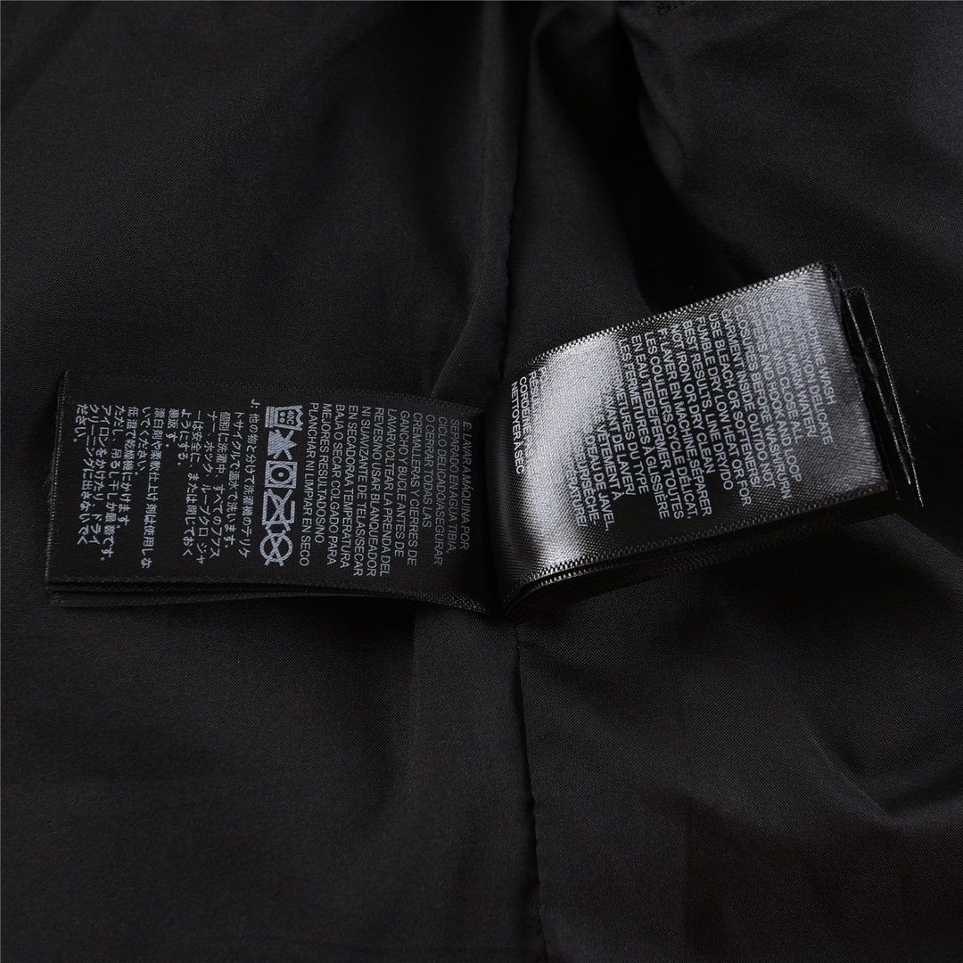 💰245【暴力橙】
THE NORTH FACE/北面 1990经典款户外防水冲锋衣
登山夹克#代购级为了还原Z💰的一切质感今年团队历经数月最终出货。所有辅料还原Z💰,面料做工升级。
✅防水为国际ISO标准90(ISO4)级别达到荷叶水珠滚动效果
✅高透层压织物Gore-tex仿水透气薄膜,手感更佳舒适。
✅刺绣采用原版一致进口田岛刺绣机还原Z💰。田岛刺绣工整立体,饱满度立体感以及每个字母的神韵特点,一笔一划工工整整立体效果强烈
✅全衣原厂YKK拉链,可承受10万次拉力磨损,原厂魔术贴。开模定制五金配件,字体清晰立体
✅冲锋衣代表作品1990年MJ是TNF的传统最爱。这款时尚夹克采用GT设计,为您的所有都市冒险而重新构想,提供无与伦比的防水和防风保护。
✅GT配有塔夫绸和拉绒经编衬里相当保暖。
✅另外可与1996羽绒服组合搭配保暖效果超级无敌‼️
Size:XS-2XL