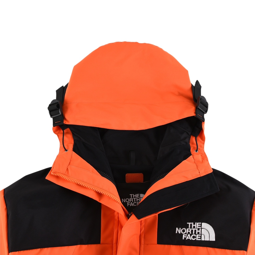 💰245【暴力橙】
THE NORTH FACE/北面 1990经典款户外防水冲锋衣
登山夹克#代购级为了还原Z💰的一切质感今年团队历经数月最终出货。所有辅料还原Z💰,面料做工升级。
✅防水为国际ISO标准90(ISO4)级别达到荷叶水珠滚动效果
✅高透层压织物Gore-tex仿水透气薄膜,手感更佳舒适。
✅刺绣采用原版一致进口田岛刺绣机还原Z💰。田岛刺绣工整立体,饱满度立体感以及每个字母的神韵特点,一笔一划工工整整立体效果强烈
✅全衣原厂YKK拉链,可承受10万次拉力磨损,原厂魔术贴。开模定制五金配件,字体清晰立体
✅冲锋衣代表作品1990年MJ是TNF的传统最爱。这款时尚夹克采用GT设计,为您的所有都市冒险而重新构想,提供无与伦比的防水和防风保护。
✅GT配有塔夫绸和拉绒经编衬里相当保暖。
✅另外可与1996羽绒服组合搭配保暖效果超级无敌‼️
Size:XS-2XL