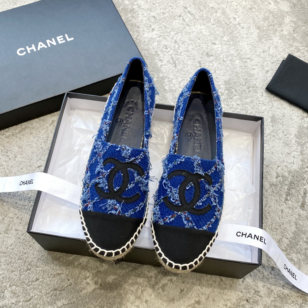 CHANEL espadrilles klassiek combinatie van stof en leer geïmporteerde stof boetiekgeitenleer perfect voor thuis en op reis