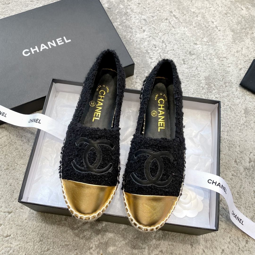 CHANEL espadrilles klassiek combinatie van stof en leer geïmporteerde stof boetiekgeitenleer ideaal voor thuis en op reis