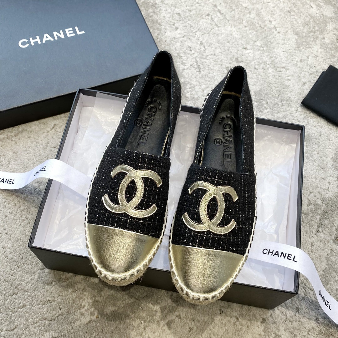 CHANEL espadrilles klassiek combinatie van stof en leer geïmporteerde stof boetiekgeitenleer perfect voor thuis en op reis