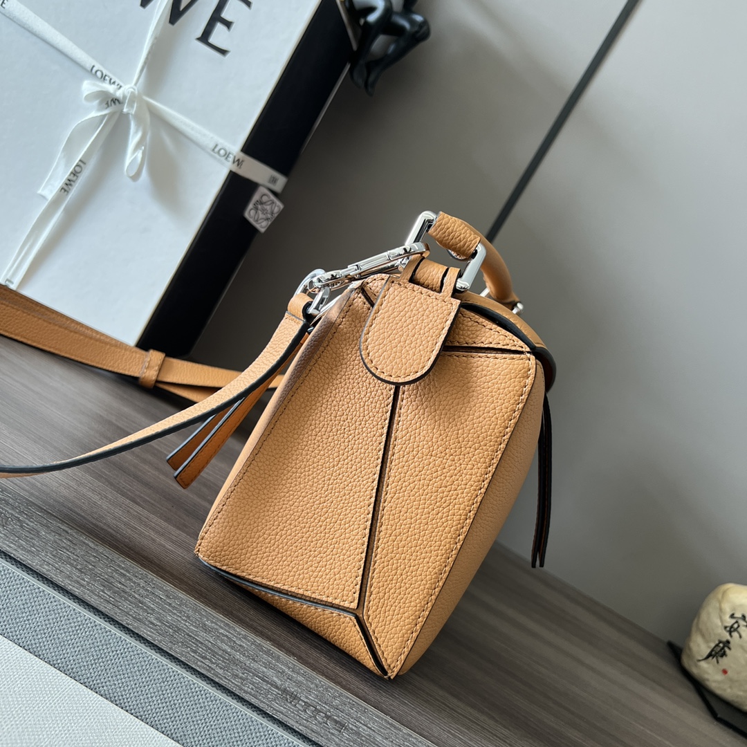 Loewe L⊚℮w℮ 小号粒面牛皮革Puzzle