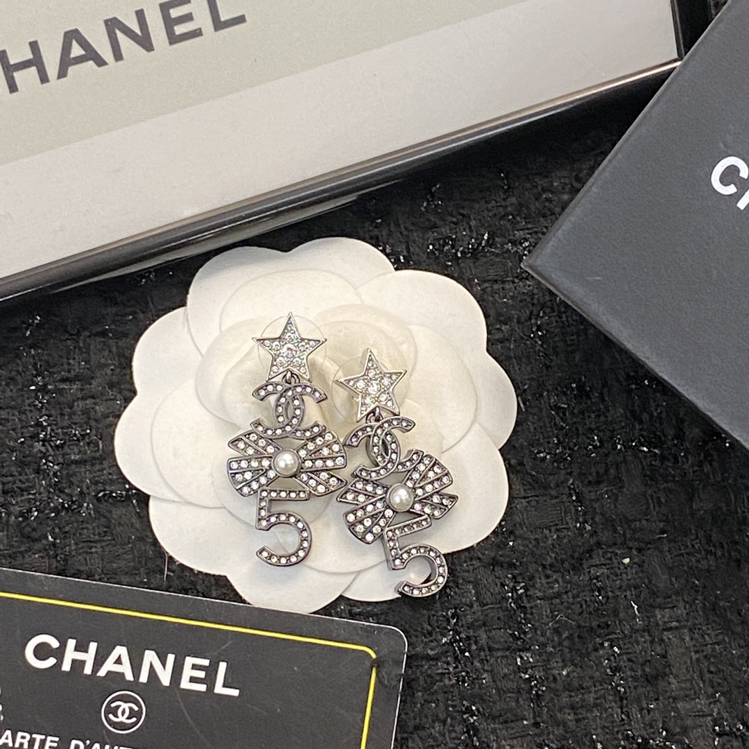  编码E1740   
🛍耳钉热销款火爆上新❣
🛍同步专柜‼️独家高端品质实拍图‼️代购级别‼️做工精致