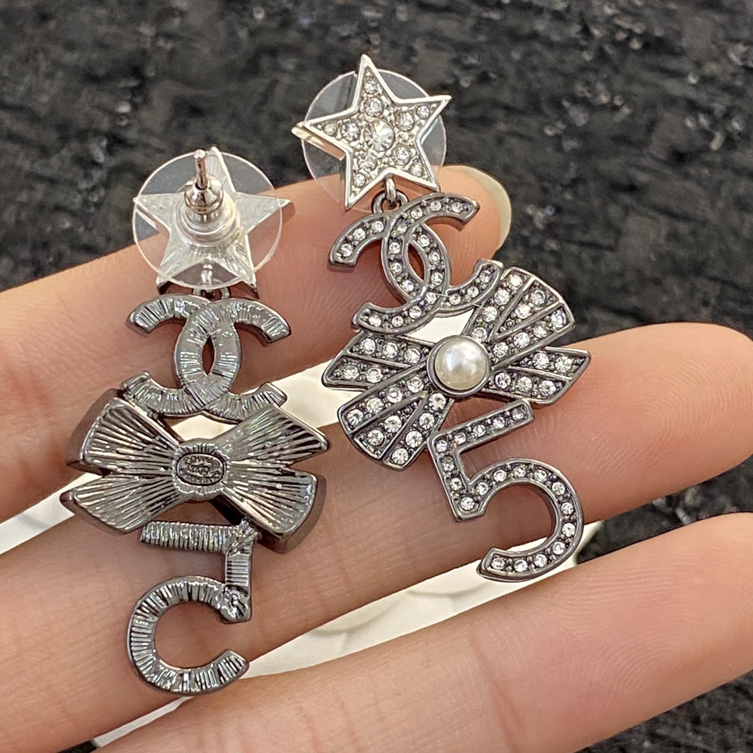  编码E1740   
🛍耳钉热销款火爆上新❣
🛍同步专柜‼️独家高端品质实拍图‼️代购级别‼️做工精致