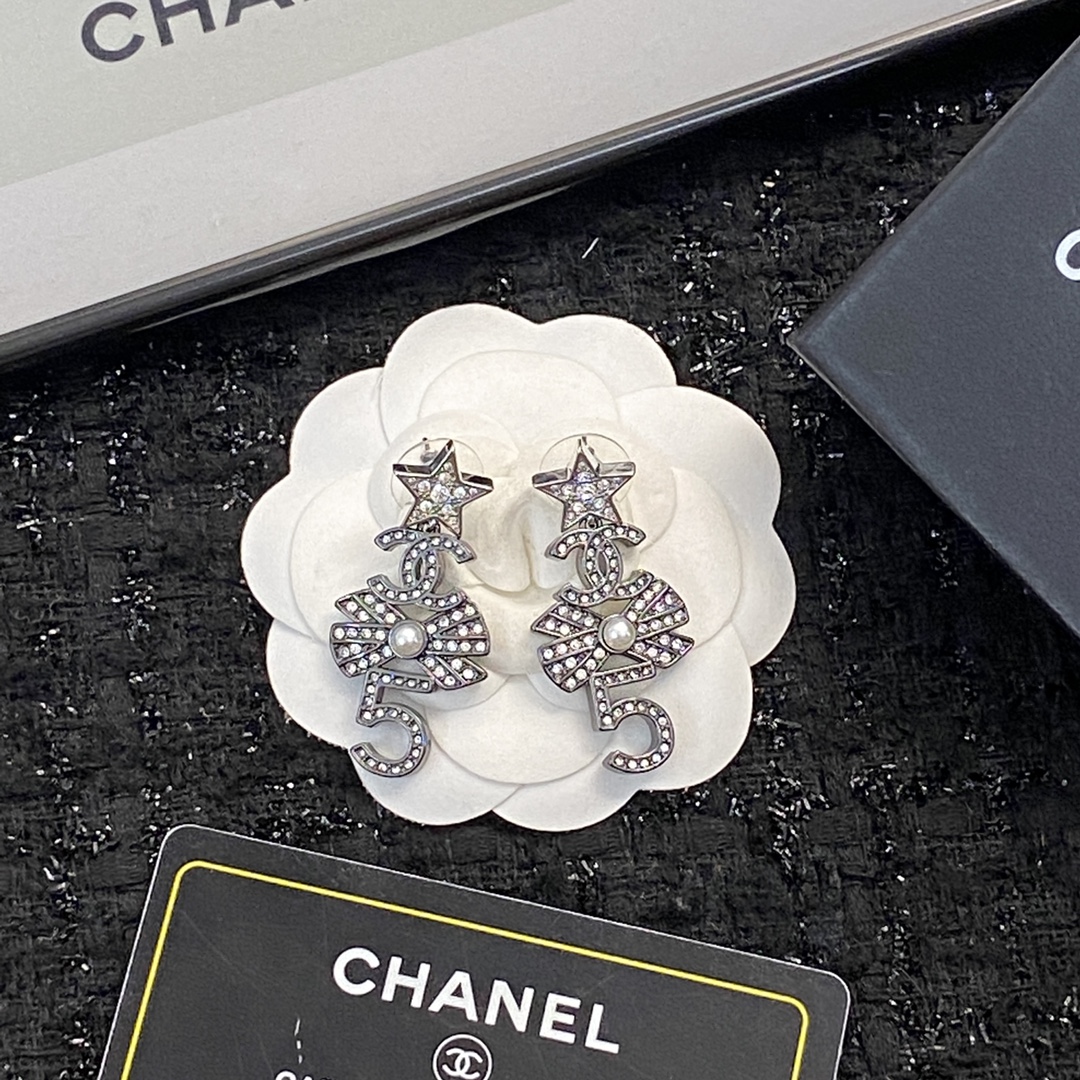  编码E1740   
🛍耳钉热销款火爆上新❣
🛍同步专柜‼️独家高端品质实拍图‼️代购级别‼️做工精致