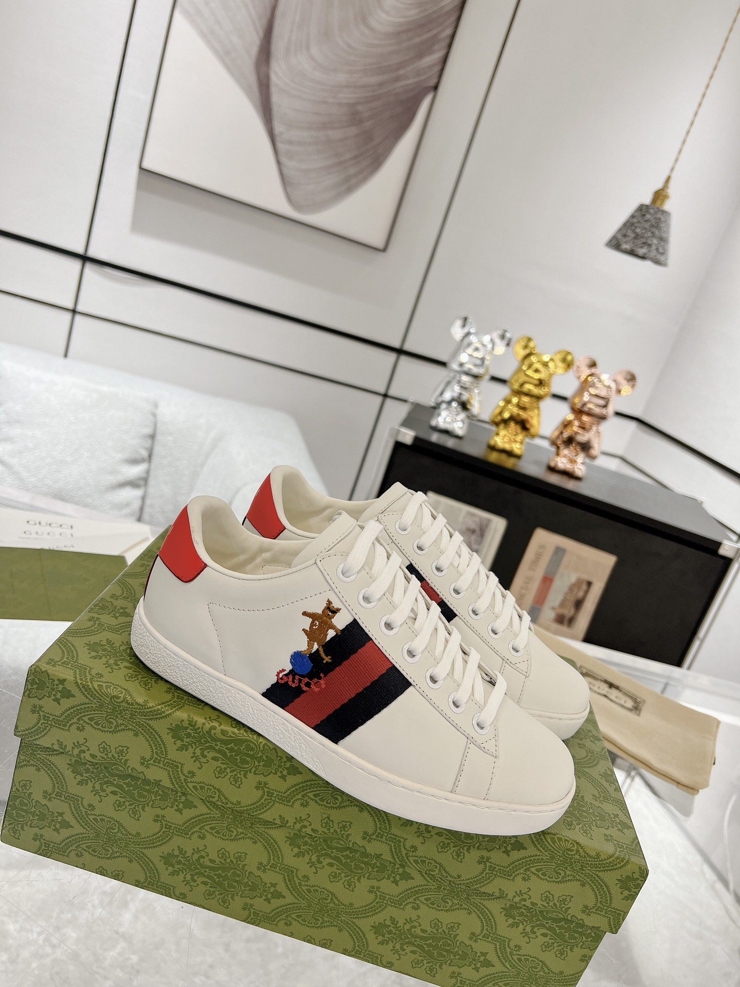 GUCCI トップバージョン 牛革素材 牛革内張り 牛革インソール 本物のヘビ革偽造防止ライン 香り付きアウトソール アップグレードチップ 豪華パッケージ