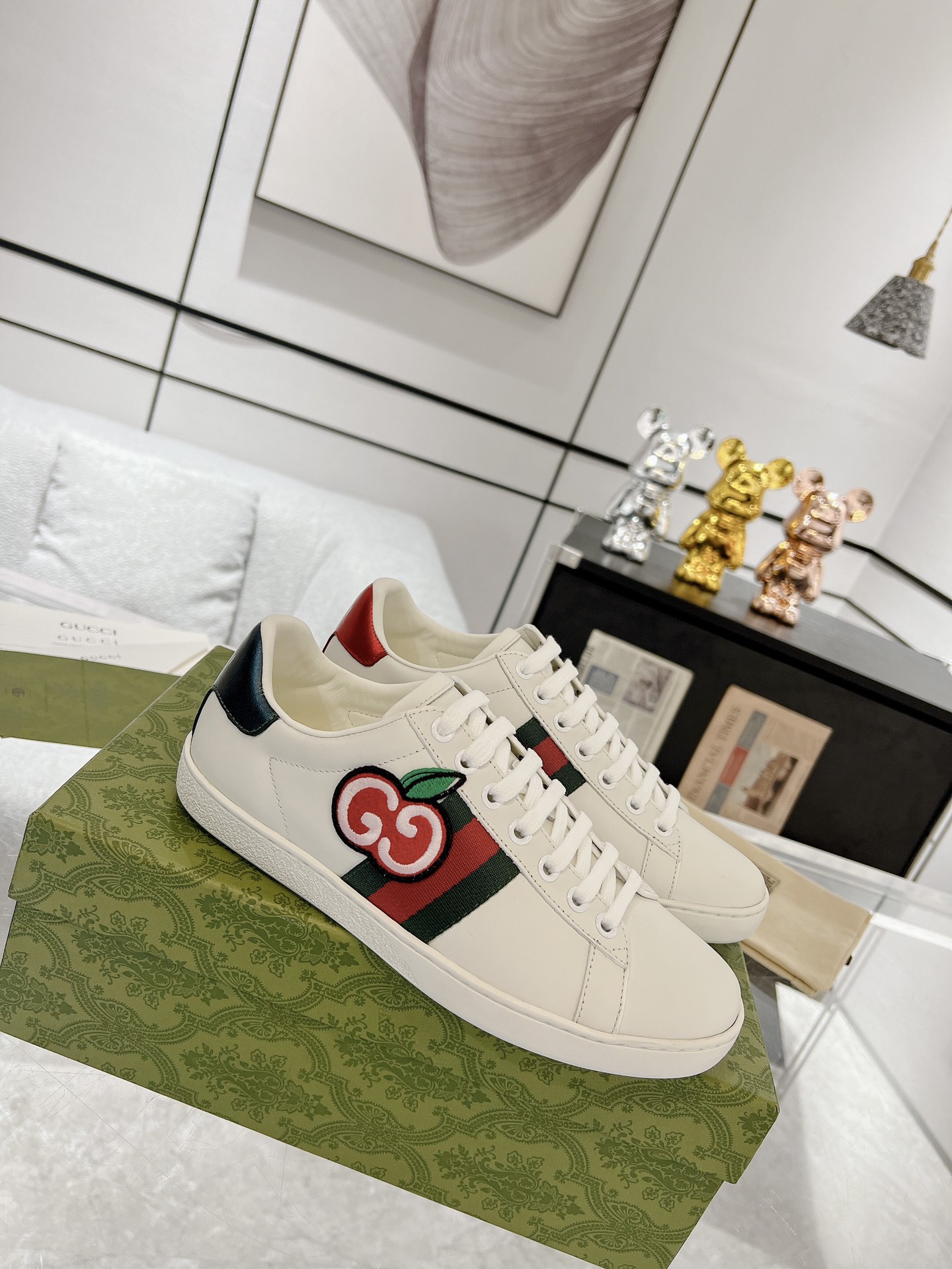 GUCCI トップバージョン 牛革素材 牛革内張り 牛革中敷き 本スネークスキン偽造防止ライン 香り付きアウトソール アップグレードチップ 豪華パッケージ