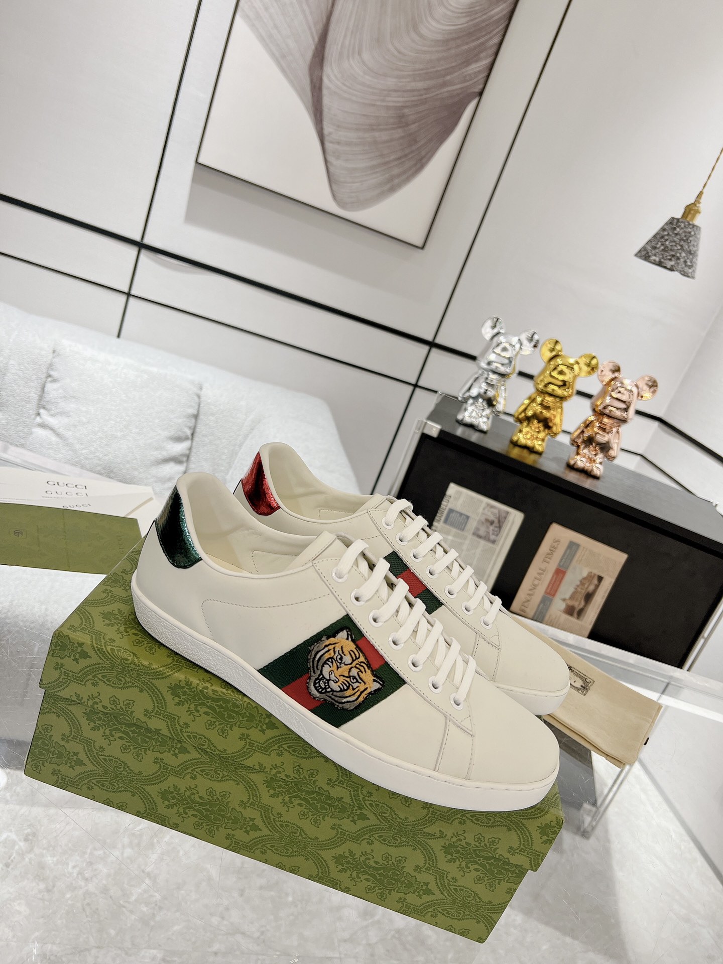 GUCCI トップバージョン 牛革素材 牛革内張り 牛革インソール 本物のヘビ革偽造防止ライン 香り付きアウトソール アップグレードチップ 豪華パッケージ