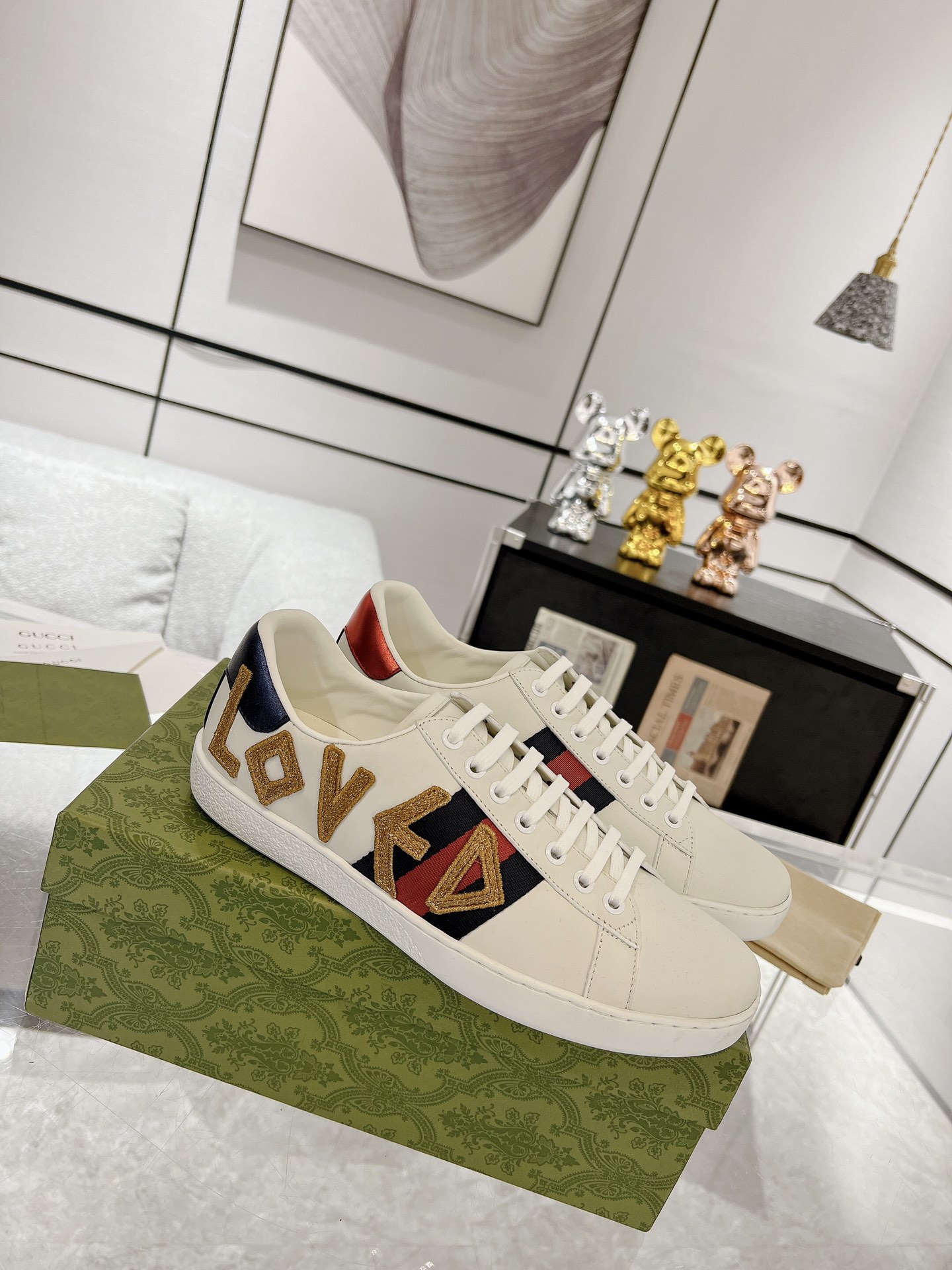 GUCCI トップバージョン 牛革素材 牛革内張り 牛革インソール 本物のヘビ革偽造防止ライン 香り付きアウトソール アップグレードチップ 豪華パッケージ