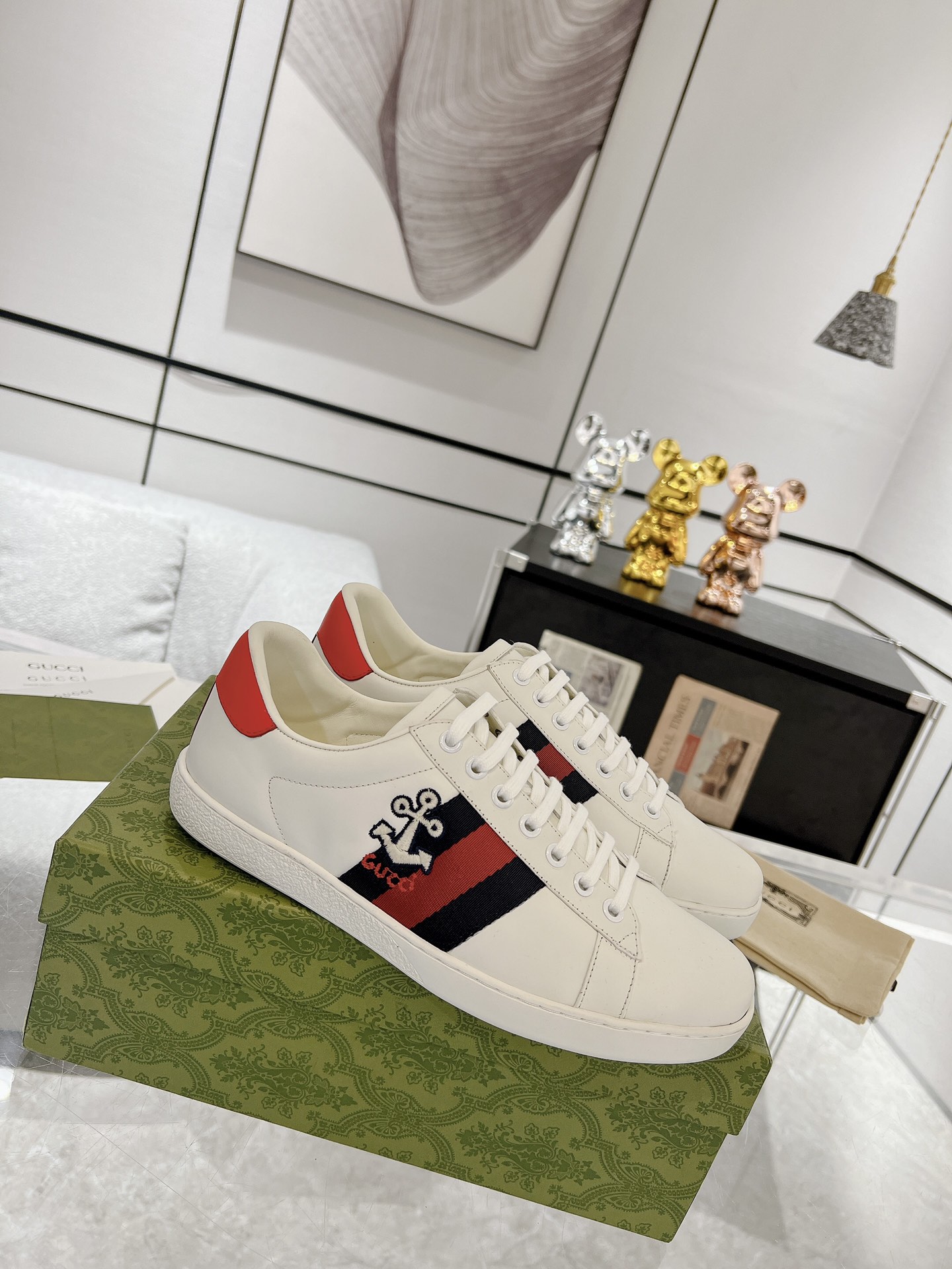 GUCCI トップバージョン 牛革素材 牛革内張り 牛革インソール 本物のヘビ革偽造防止ライン 香り付きアウトソール アップグレードチップ 豪華パッケージ