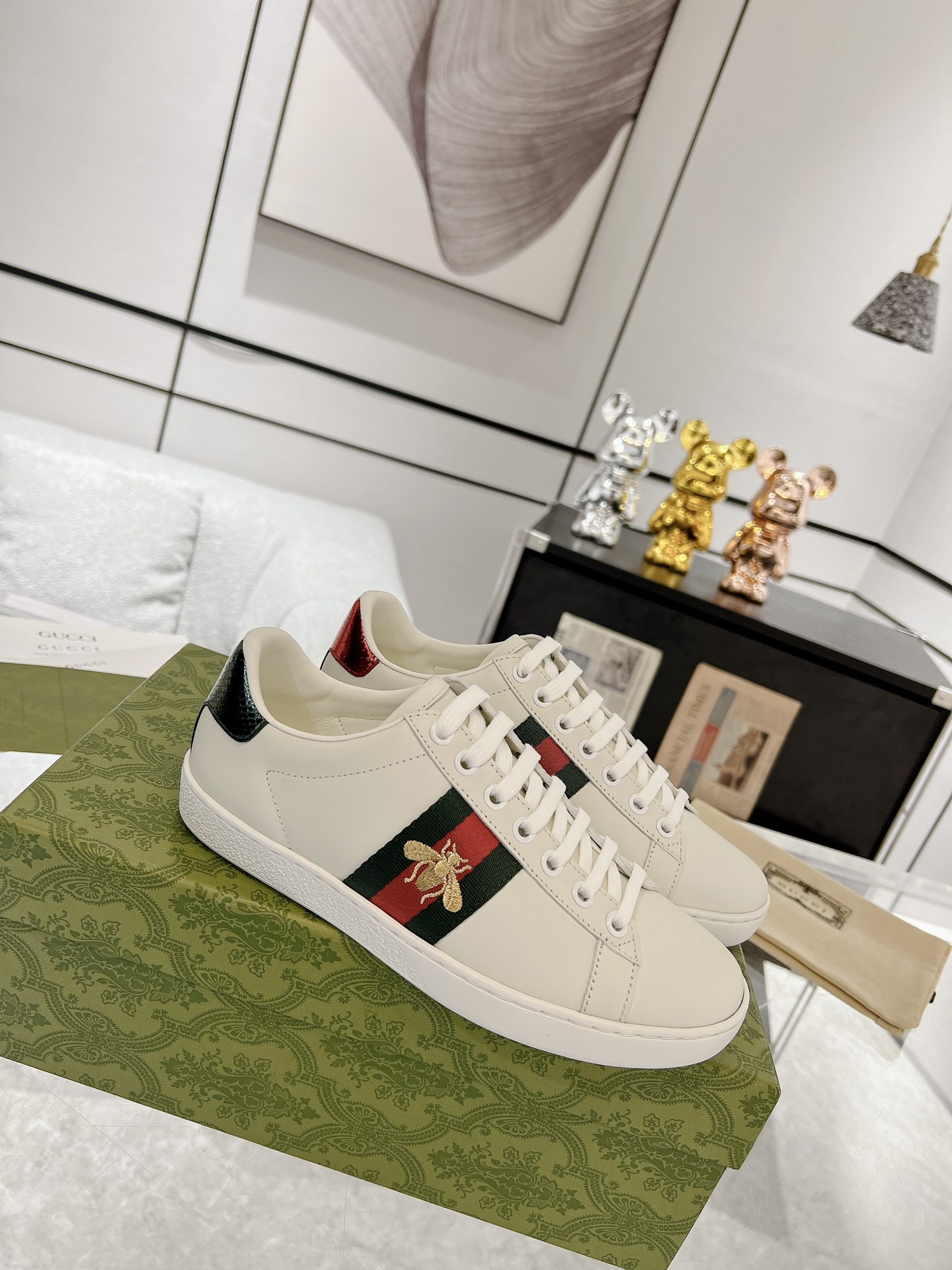 GUCCI トップバージョン 牛革素材 牛革内張り 牛革インソール 本物のヘビ革偽造防止ライン 香り付きアウトソール アップグレードチップ 豪華パッケージ