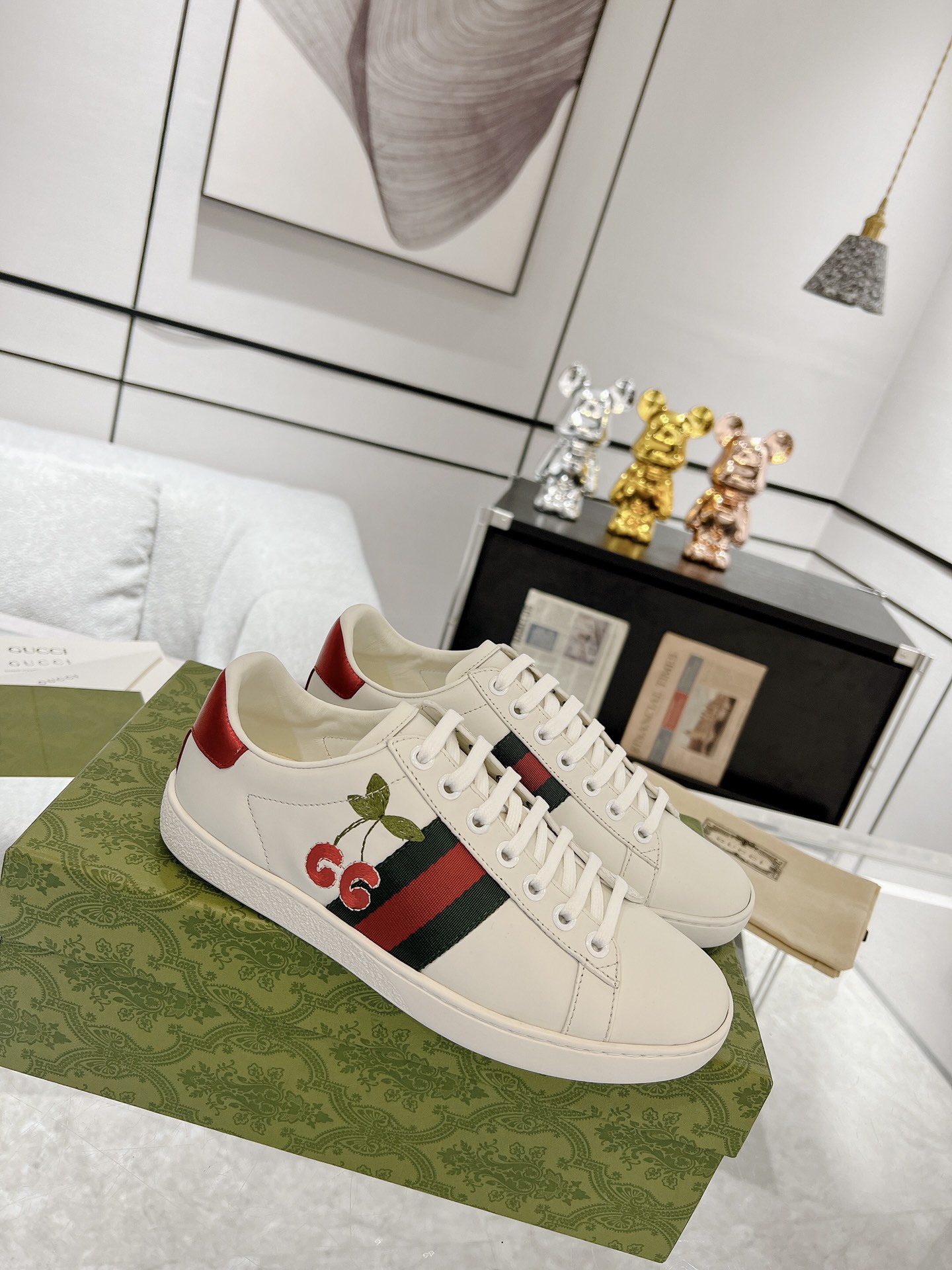 GUCCI トップバージョン 牛革素材 牛革内張り 牛革インソール 本蛇皮防偽ライン 香り付きアウトソール アップグレードチップ 豪華パッケージ