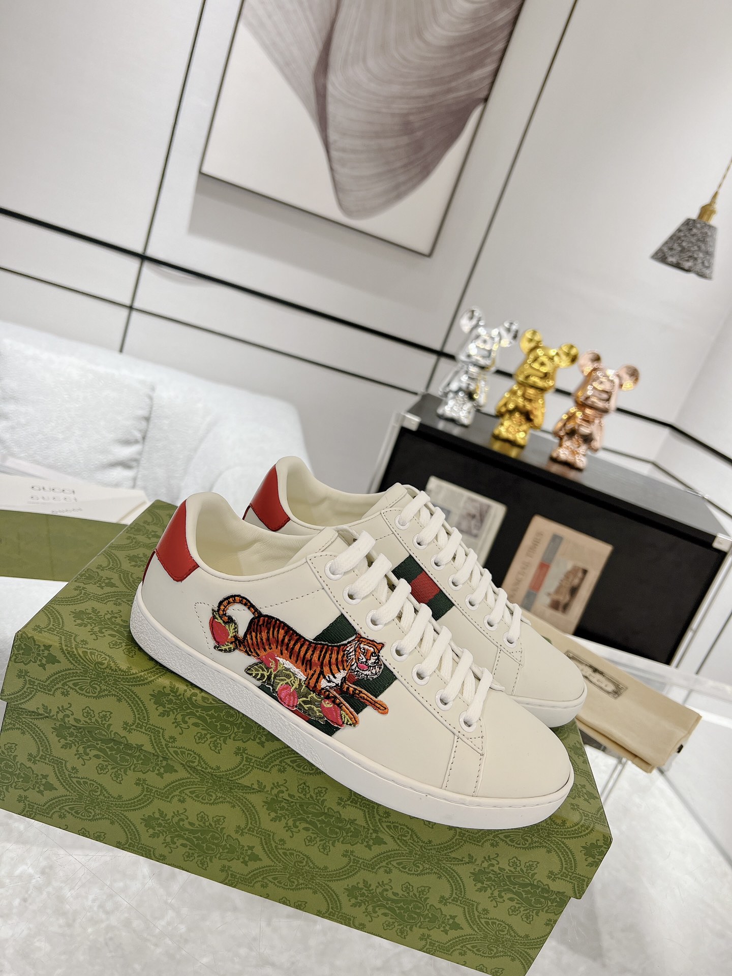 GUCCI トップバージョン 牛革素材 牛革内張り 牛革インソール 本スネークスキン偽造防止ライン 香り付きアウトソール アップグレードチップ 豪華パッケージ