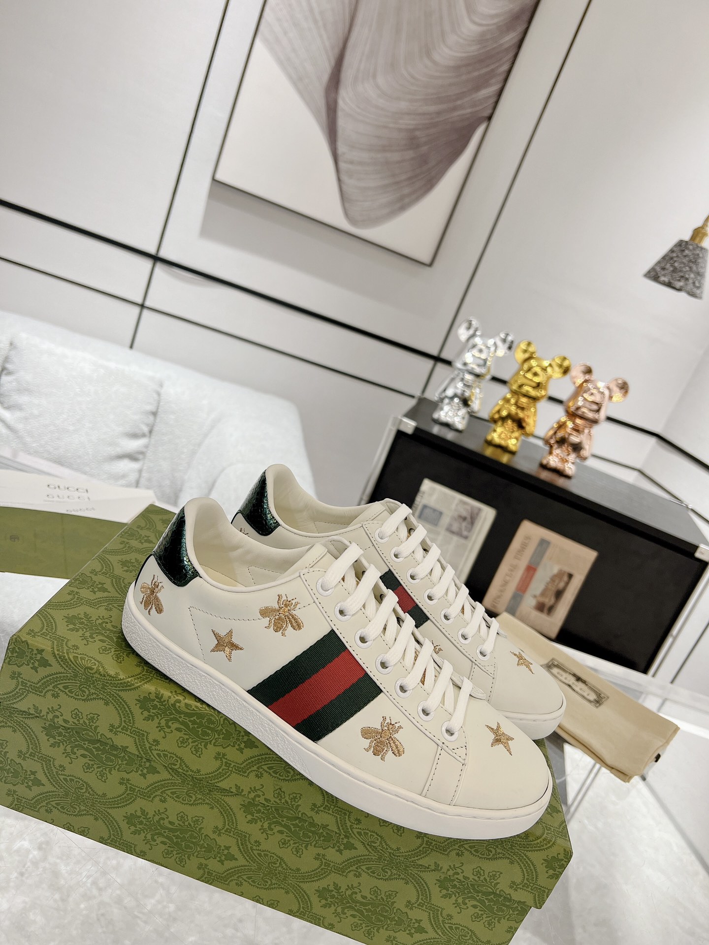 GUCCI トップバージョン 牛革素材 牛革内張り 牛革インソール 本物のヘビ革偽造防止ライン 香り付きアウトソール アップグレードチップ 豪華パッケージ