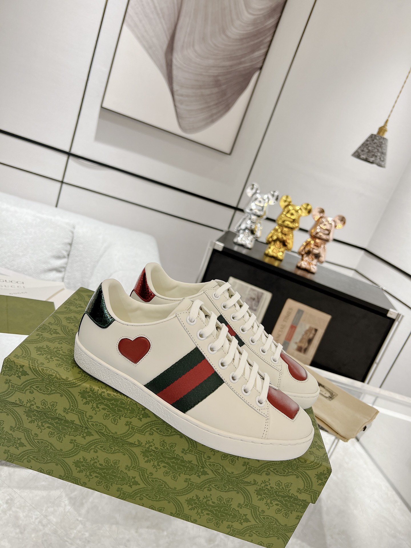 GUCCI トップバージョン 牛革素材 牛革内張り 牛革インソール 本蛇皮偽造防止ライン 香り付きアウトソール アップグレードチップ 豪華パッケージ