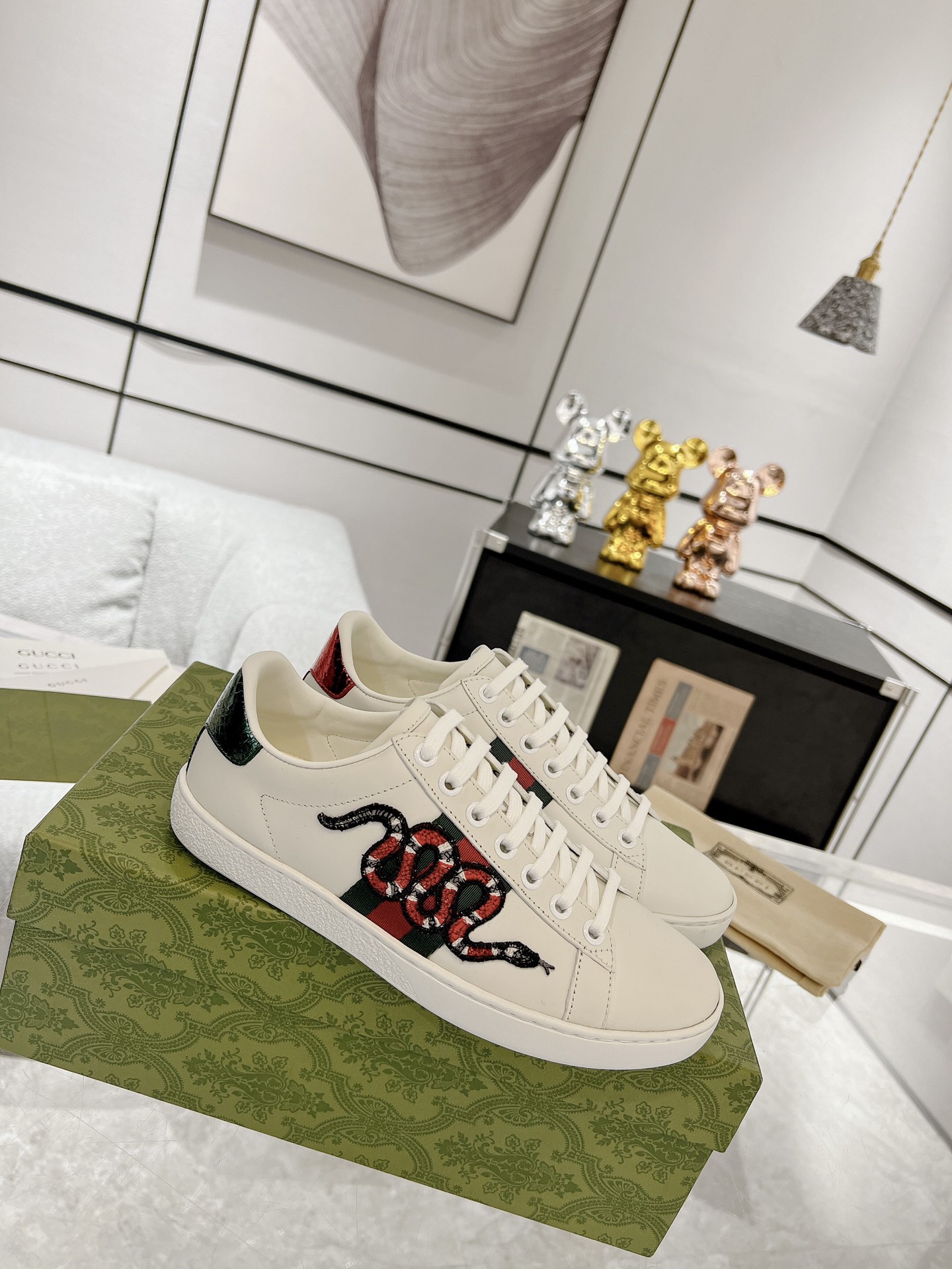 GUCCI トップバージョン 牛革素材 牛革内張り 牛革インソール 本スネークスキン偽造防止ライン 香り付きアウトソール アップグレードチップ 豪華パッケージ