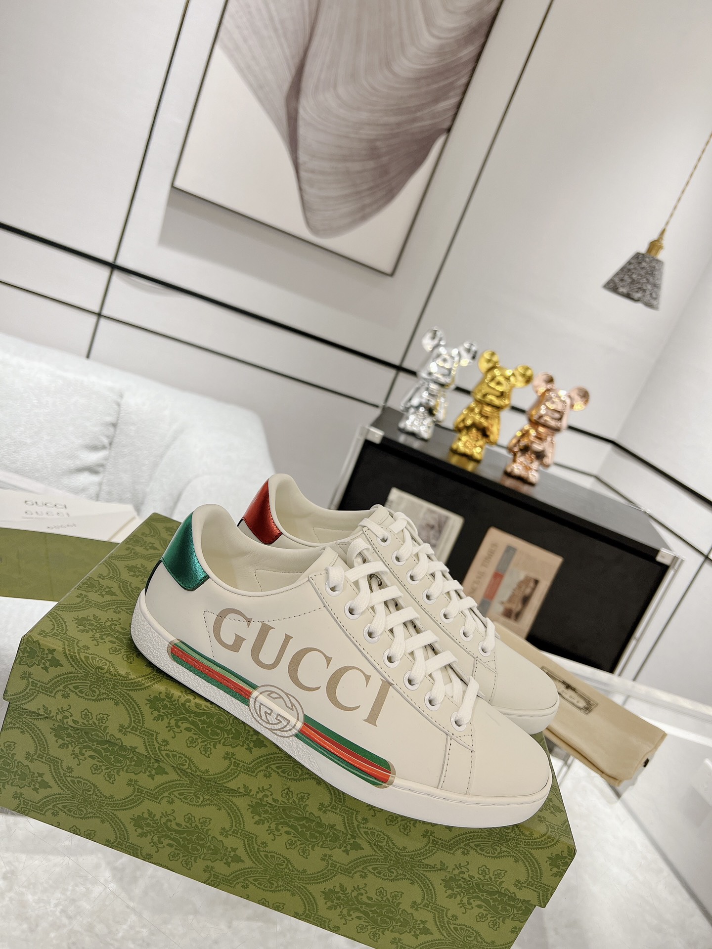 GUCCI トップバージョン 牛革素材 牛革内張り 牛革中敷き 本スネークスキン偽造防止ライン 香り付きアウトソール アップグレードチップ 豪華パッケージ