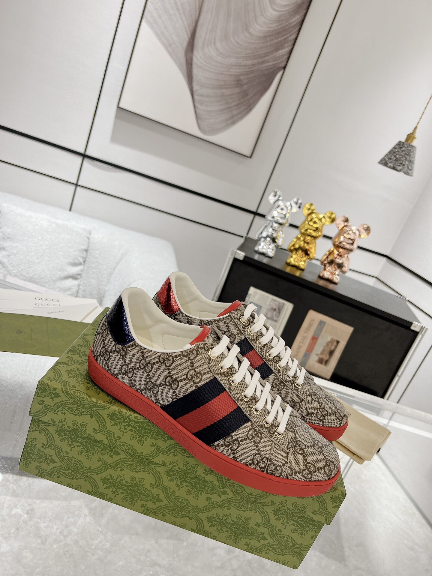 GUCCI トップバージョン 牛革素材 牛革内張り 牛革中敷き 本スネークスキン偽造防止ライン 香り付きアウトソール アップグレードチップ 豪華パッケージ