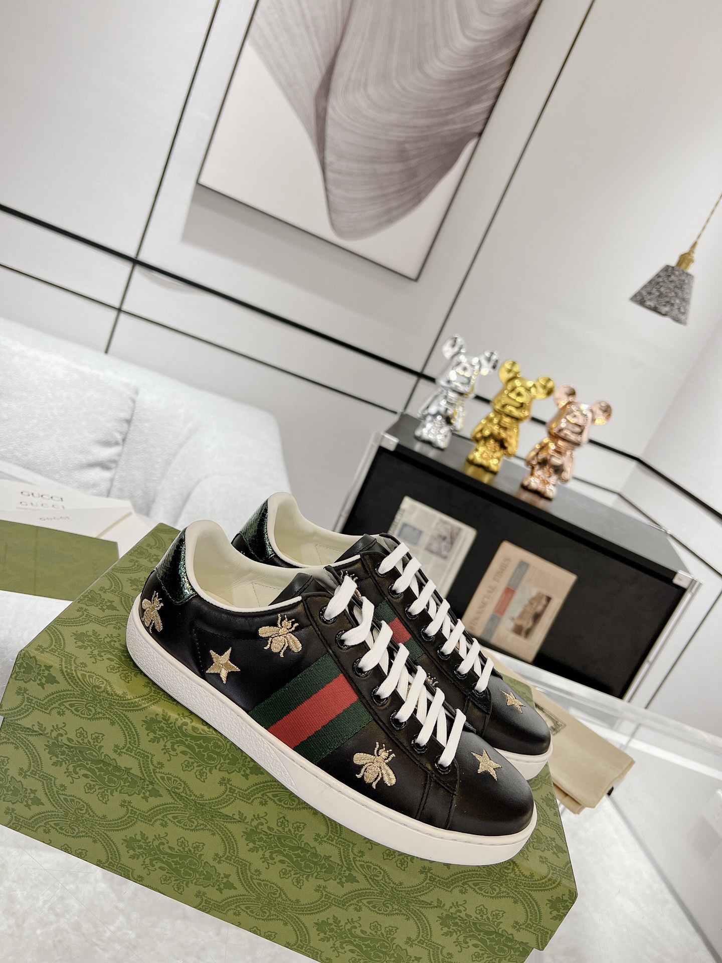 GUCCI  Топовая версия  Кожаная ткань  Кожаная подкладка  Кожаная стелька  Настоящая змеиная кожа с защитной нитью  Ароматизированная подошва  Обновлённый чип  Люксовая упаковка