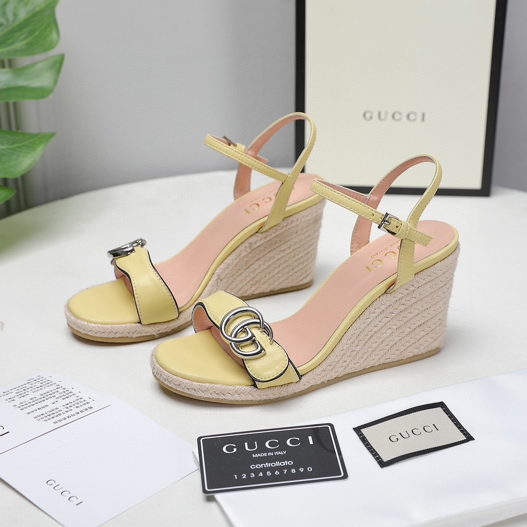 NO:236594,High-end version of Gucci new wedge-water table sandals. This pair of shoes combines the design and high comfort feel of the feet, and is a very textured retro style. I believe that fashionable girls will not miss such a perfect one!  It can be worn with socks, fashionable and novel. The imported cowhide upper is made of sheepskin, with delicate texture and strong breathability. It is fashionable and light when worn on the feet. The hardware double G decoration on the upper is full of retro texture. The original mold-opening rubber sole really shows the grade on the feet!  Two heights of heels are 8Cm and 13Cm. Water table. There are more than a dozen colors for 1Cm and 4Cm. The wedge water table has pure hemp colors. The size is 35-41 /230. Please note that this is a higher version, and the upper is made of hidden edges!  Not a simple oil-edge operation on the market!  Shoes can be used for comparison, sandals, gucci, sandals, cowhide, sheepskin, socks19860909高端版本Gucci古奇新款坡跟水台凉鞋 这双鞋子集设计感和高舒适度的脚感于一身,而且是很有质感的复古风.相信时尚的姑娘们是不会错过如此完美的一款！ 可搭配袜子穿,时尚新颖.材质进口牛皮鞋面,内里羊皮材质,肌理细腻,透气性强,穿在脚上时尚又有轻盈感. 鞋面的五金双G装饰,复古质感十足.原版开模生胶底 上脚真的巨显档次！ 两种高度后跟8Cm 和 13Cm. 水台.1Cm 和4Cm 颜色有十几种可选. 坡跟水台有纯麻色.  码数35-41码 /230 亲们注意这是高版本,鞋面是隐边做法！并非市场上简单的油边操作！ 鞋子可做对比,凉鞋,gucci,sandals,cowhide,sheepskin,socks,Women's Shoes