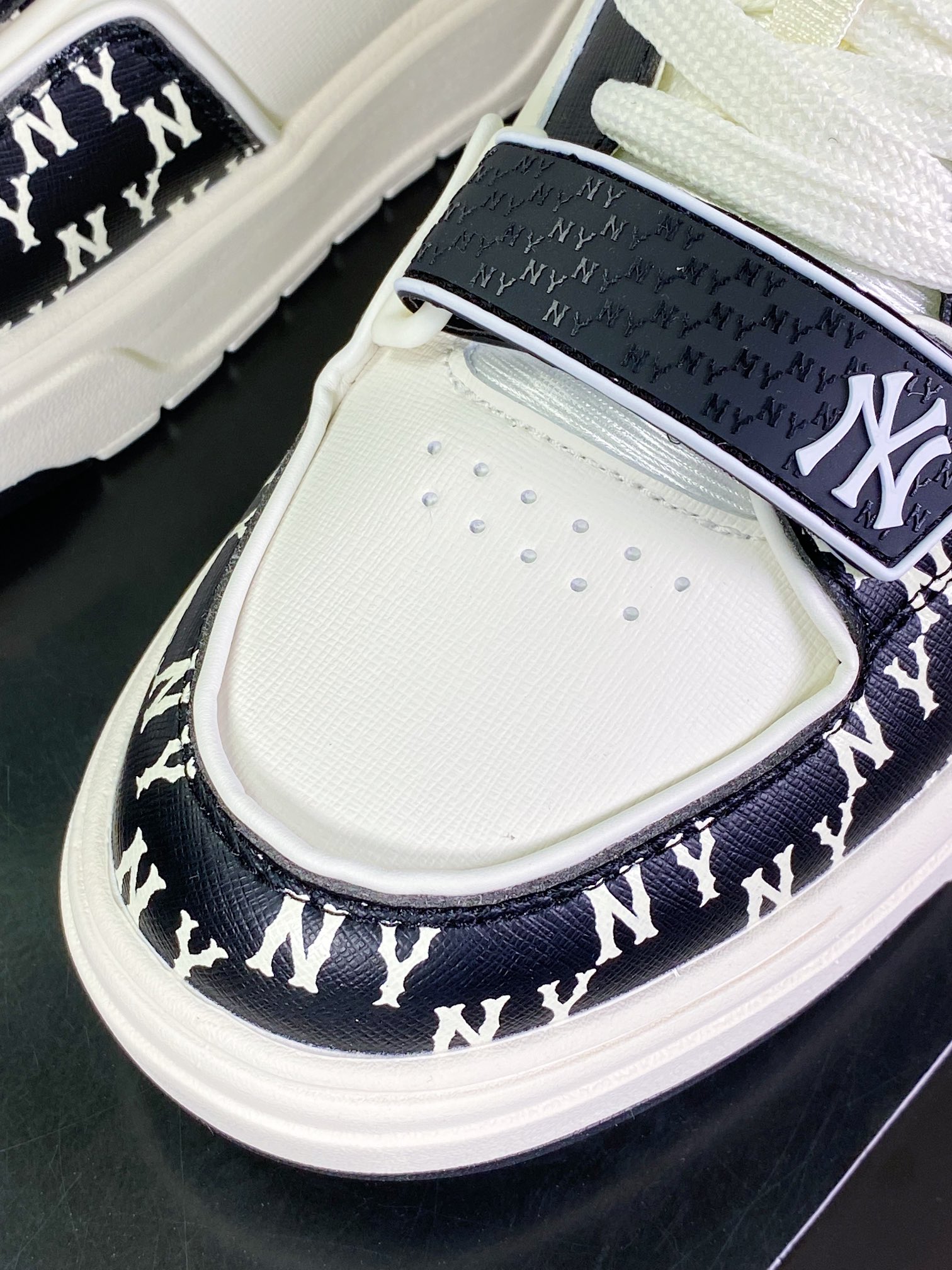 New York Yankees x [MLB] Chunky Liner Basic Mid Senior Shoes ”Velcro Black and White NY Print” 3ASXLM13N-GP002C