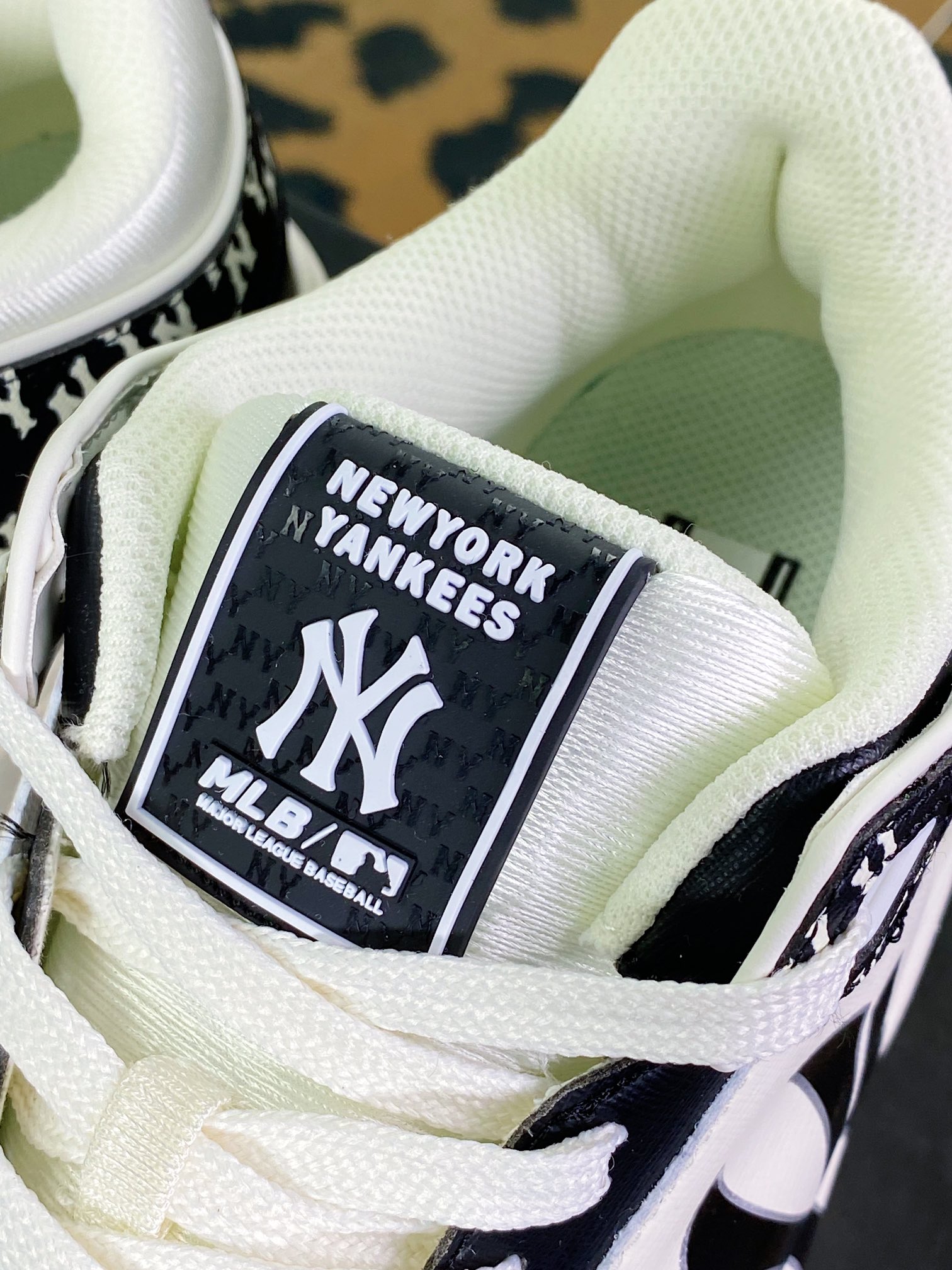 New York Yankees x [MLB] Chunky Liner Basic Mid Senior Shoes ”Velcro Black and White NY Print” 3ASXLM13N-GP002C