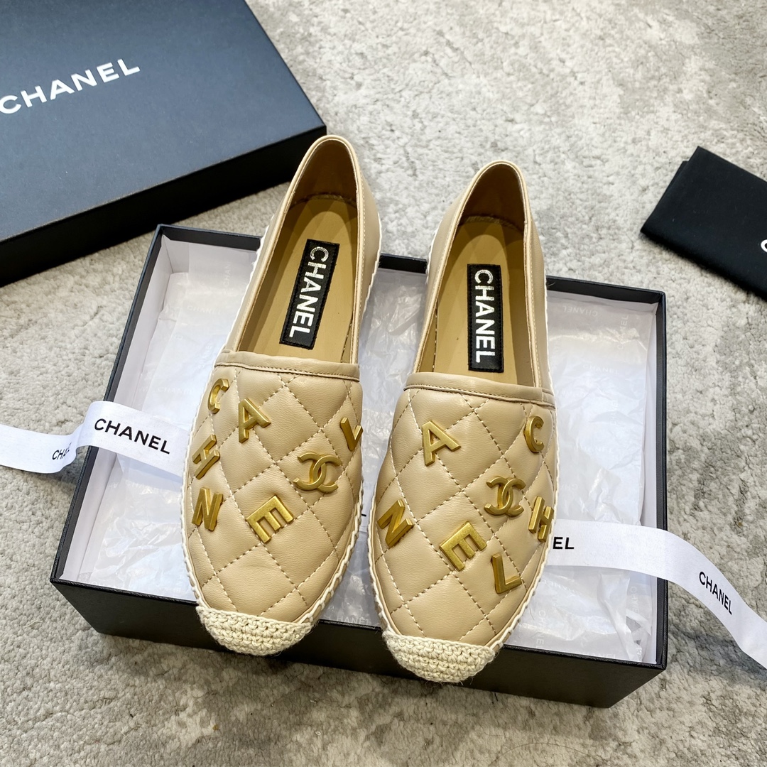 CHANEL espadrilles klassiek combinatie van stof en leer geïmporteerde stof boetiekgeitenleer perfect voor thuis en op reis