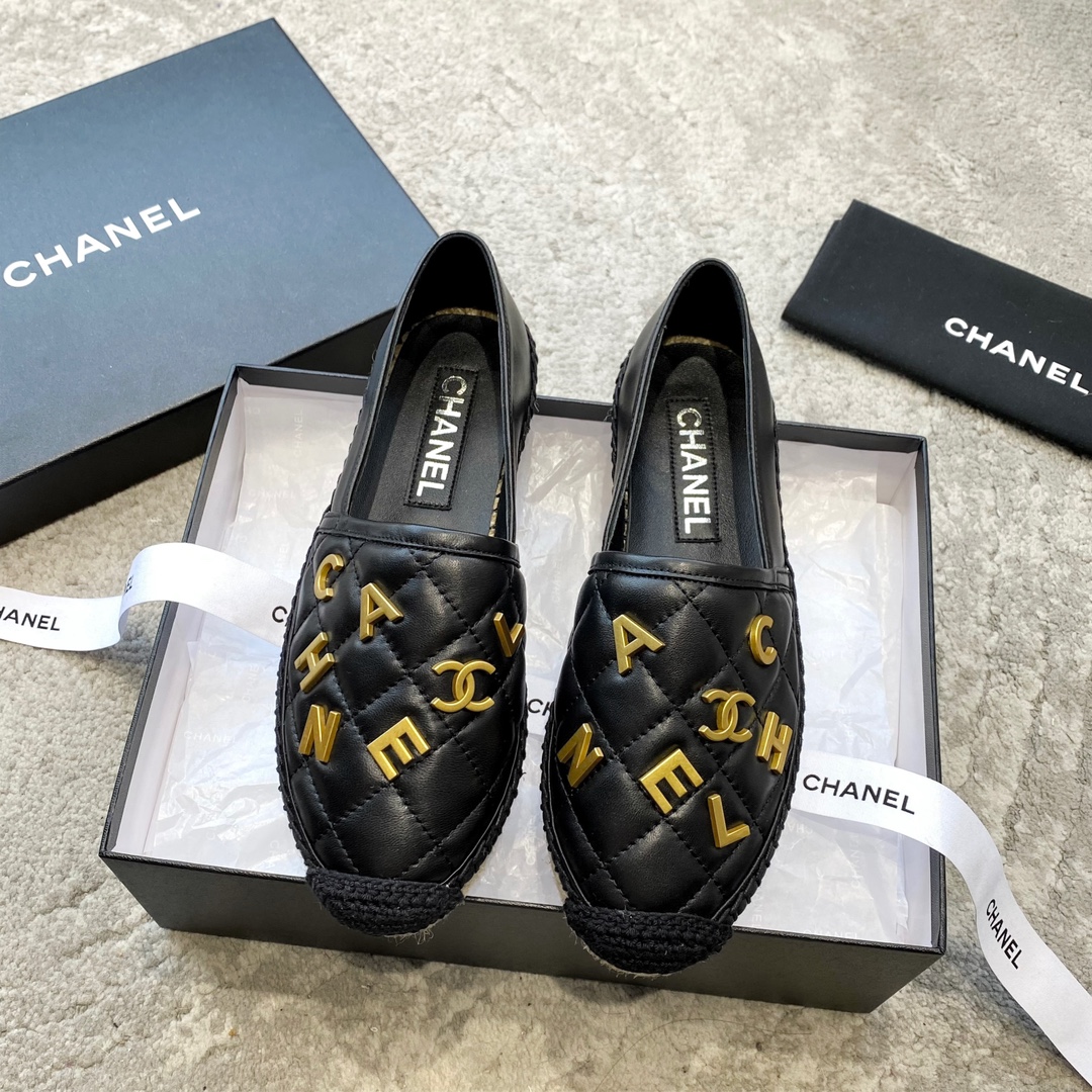 NO:750943,Chanel fisherman shoes eternal classic series, the perfect combination of fabric and leather, colorful colors, as if spring is hidden in the shoes. From the time it was launched to the present, it has been timeless and durable. It can be used for home and travel. Fashion is fleeting, classics can be eternal - CHANEL. Upper: original custom-made counter sheepskin fabric (imported fabrics, fabrics). Inner and foot pads: original custom-made soft lambskin. Sole vanilla weaving is one-piece injection molding.  Size35-39 (34, 40, 41, 42 are made to order and are not returnable or exchangeable), fisherman shoes, chanel, espadrilles, espadrilles, sheepskin19860909Chanel 渔夫鞋万年经典系列 织物与皮料的完美结合 五彩斑斓的颜色 仿佛把春天藏在了鞋子里 从面世到如今历久弥新 经久不衰 居家旅行皆可 流行稍纵即逝 经典才能永恒——CHANEL 鞋面:原版定制专柜羊皮面料(进口织物、布料) 内里、垫脚:原版定制柔软小羊皮 鞋底香草编织一体注塑成型 Size35-39(34、40、41、42订做不退换),渔夫鞋,chanel,espadrilles,espadrilles,sheepskin,Women's Shoes