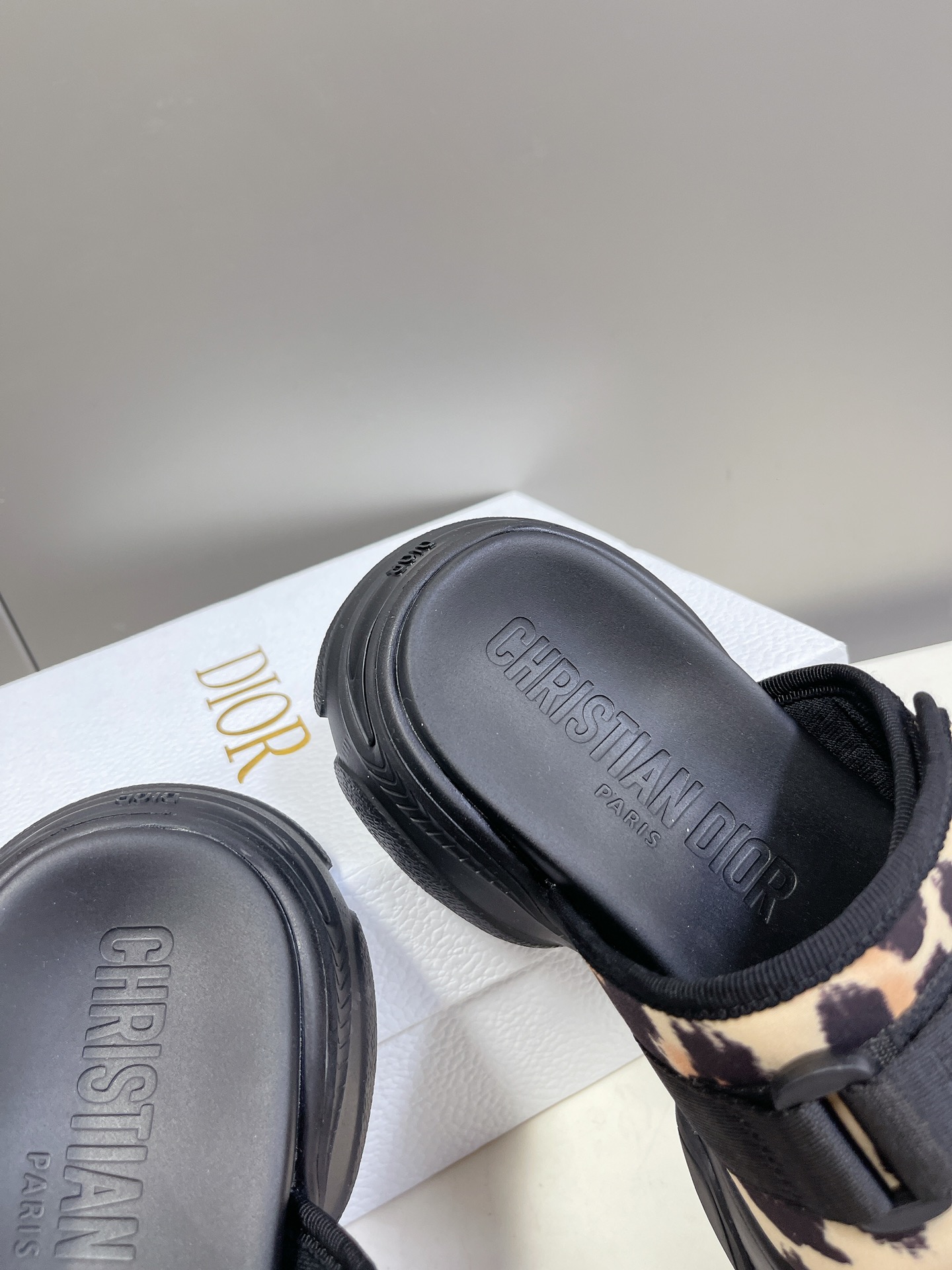 Dior迪奥经典凉拖鞋系列全新色系市面最高版本原版复刻一比一材料定制设计理念凉鞋加运动鞋元素搭配组合️款