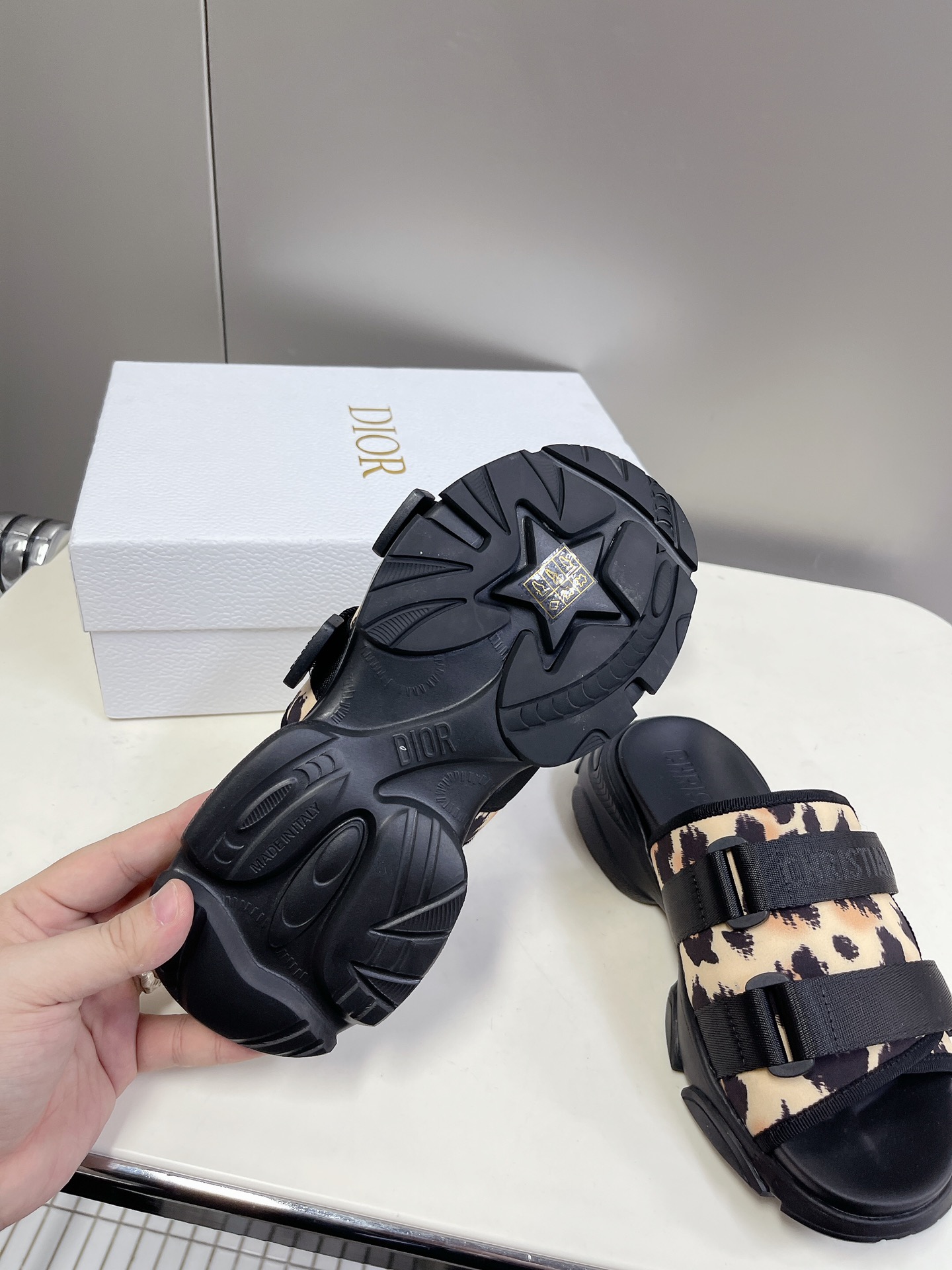 Dior迪奥经典凉拖鞋系列全新色系市面最高版本原版复刻一比一材料定制设计理念凉鞋加运动鞋元素搭配组合️款
