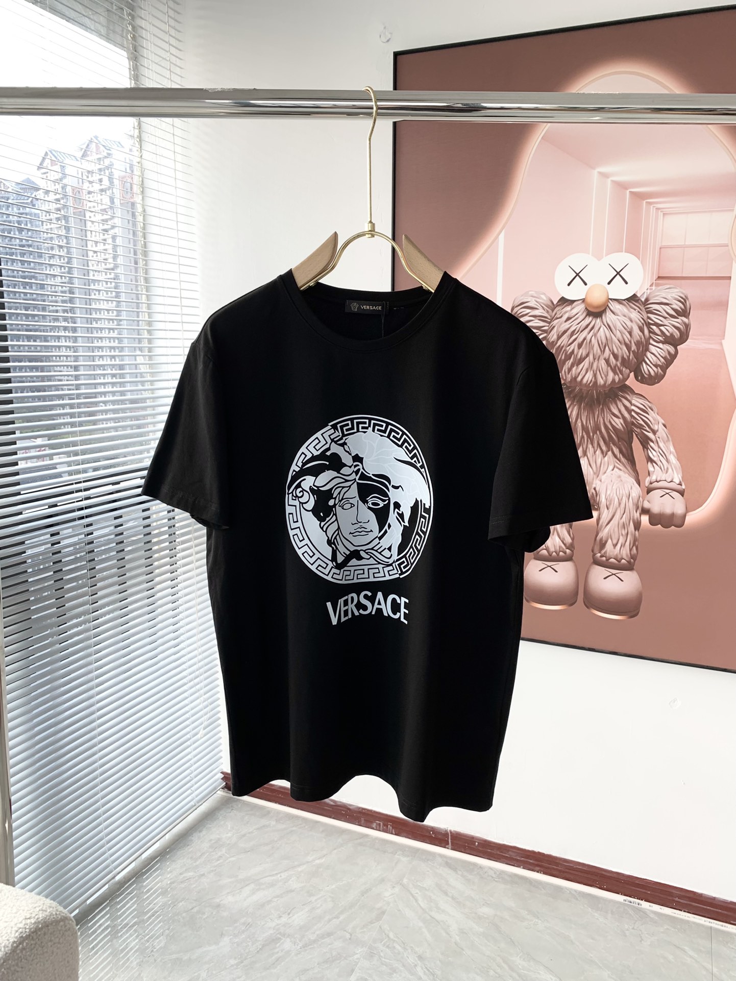 @P85💥 VERSACE/范思哲 夏季新款圆领短袖T恤！270克重磅高端纯棉面料，手感质感都极完美！修身裁剪设计干净利落！时尚又好看！走线做工非常精致！版型效果超赞！而且透气性能超强！任何年龄阶段都可轻松驾驭，男士衣橱里必备的单品。 …