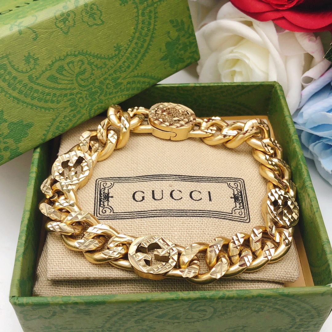 NO:111784,75 Number GXL0014 Necklace 65 Number GSL0031 Bracelet Recommended Gucci Silver Set Bracelet, Jewelry Boutique, Gucci, Necklace, Bracelet1986090975编号GXL0014项链 65编号GSL0031手链 今日推荐古驰银色套装手链,饰品精品,gucci,necklace,bracelet,Jewelry