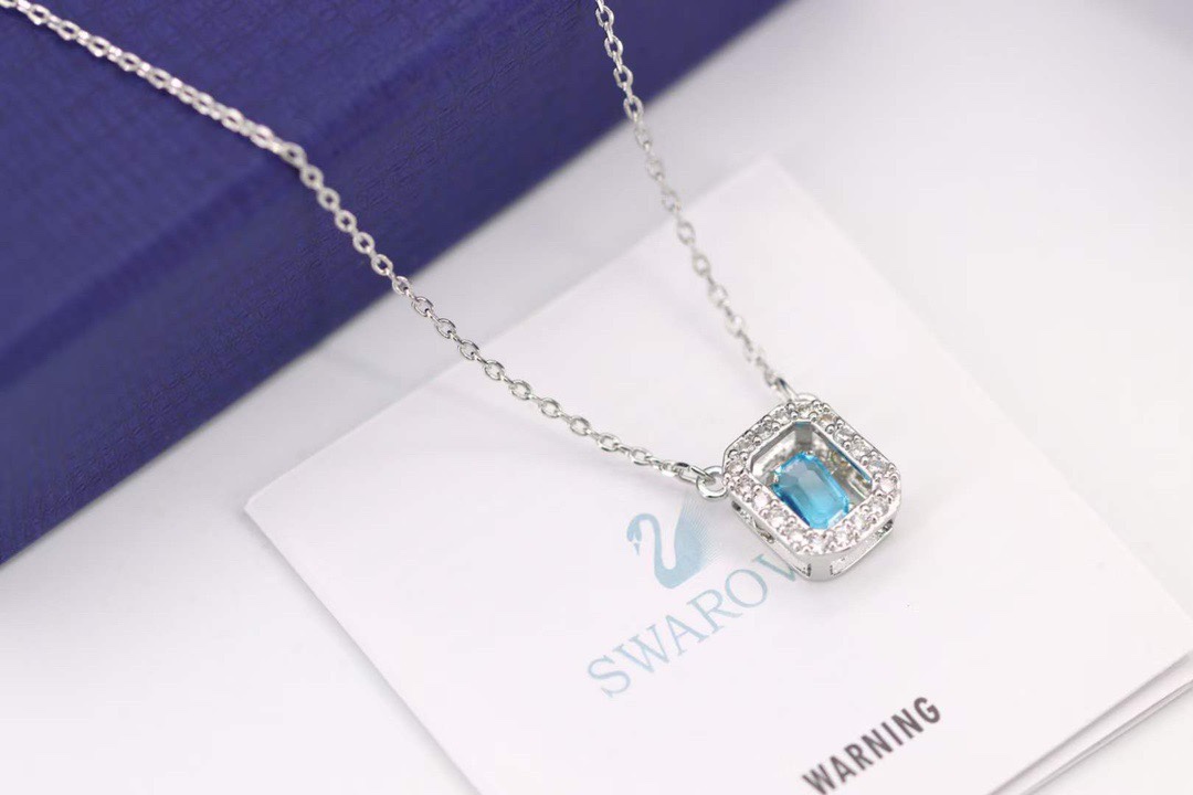  Swarovski 跳动的心 蓝钻方糖 锁骨项链

这款吊坠项链采用耀眼的八角形设计，它将成为您衣橱中