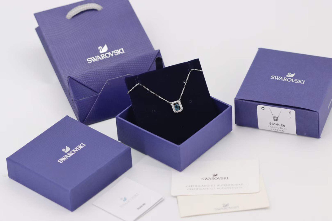  Swarovski 跳动的心 蓝钻方糖 锁骨项链

这款吊坠项链采用耀眼的八角形设计，它将成为您衣橱中