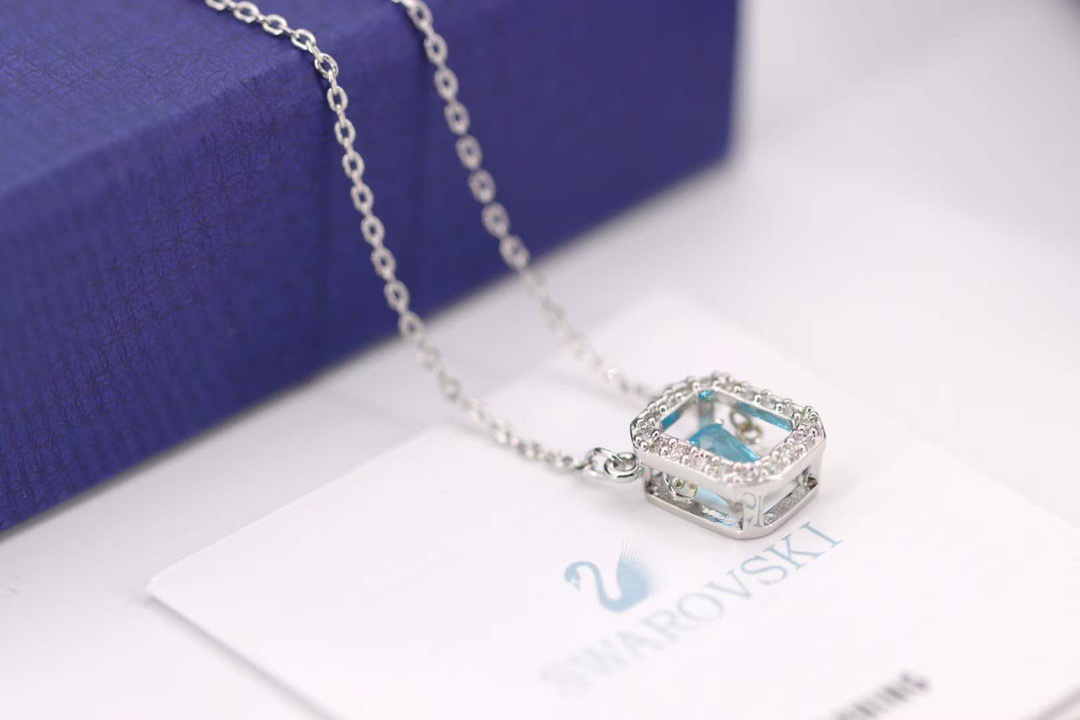  Swarovski 跳动的心 蓝钻方糖 锁骨项链

这款吊坠项链采用耀眼的八角形设计，它将成为您衣橱中