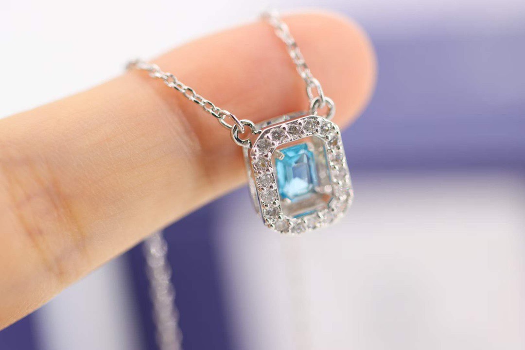  Swarovski 跳动的心 蓝钻方糖 锁骨项链

这款吊坠项链采用耀眼的八角形设计，它将成为您衣橱中