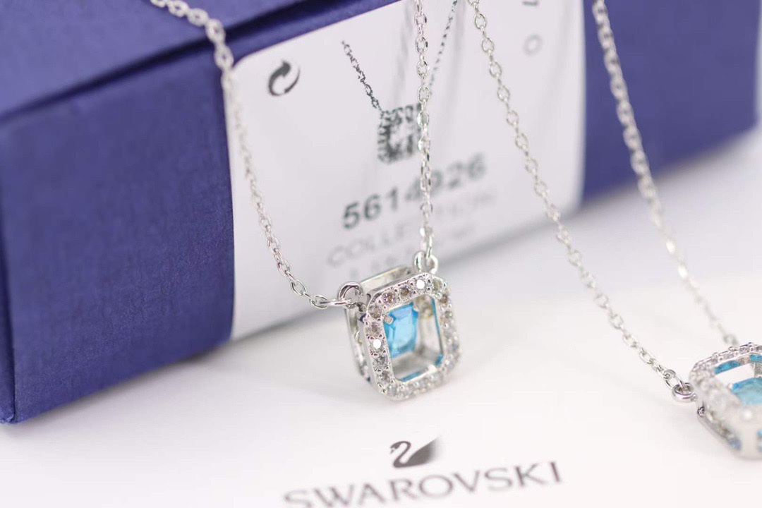  Swarovski 跳动的心 蓝钻方糖 锁骨项链

这款吊坠项链采用耀眼的八角形设计，它将成为您衣橱中