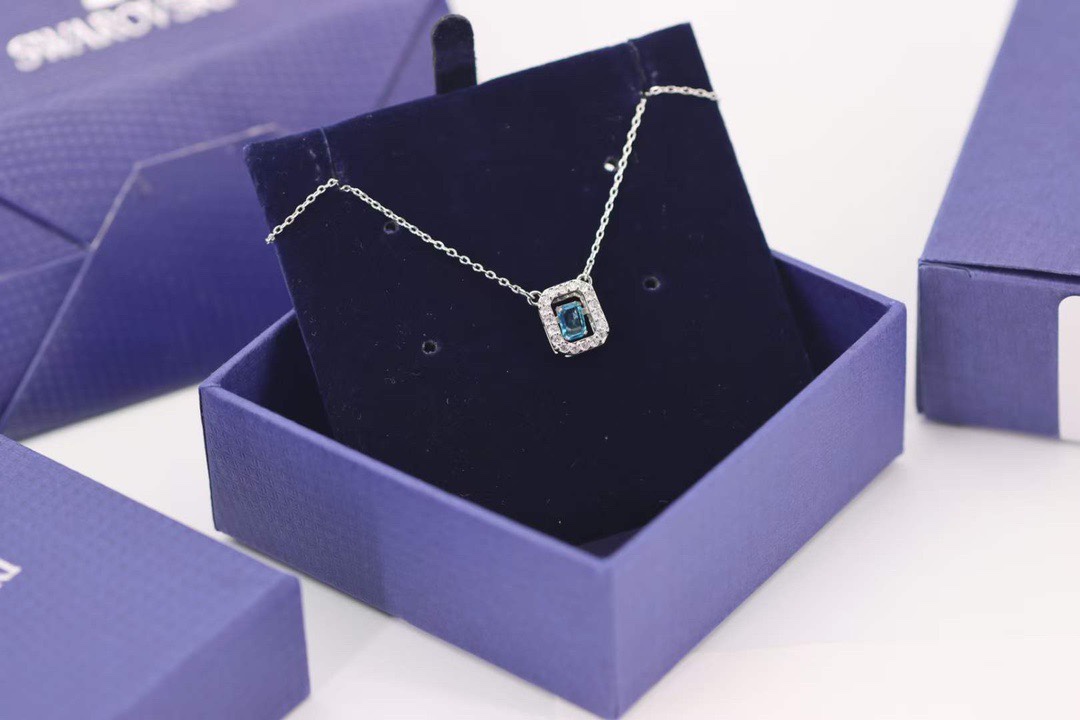  Swarovski 跳动的心 蓝钻方糖 锁骨项链

这款吊坠项链采用耀眼的八角形设计，它将成为您衣橱中