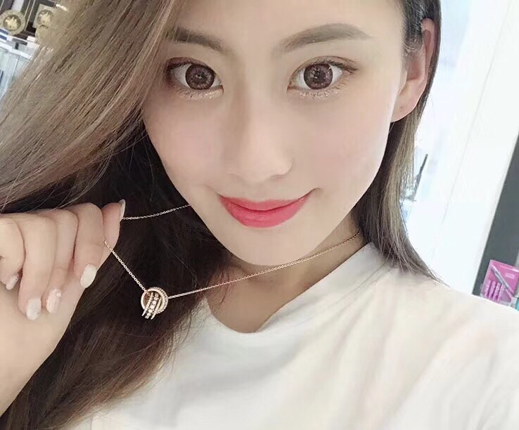  swarovski ️三钻双环扣锁骨项链
这款典雅动人的镀玫瑰金色链坠，可为您的首饰珍藏增添闪亮点缀。