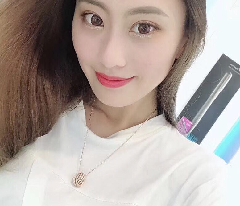  swarovski ️三钻双环扣锁骨项链
这款典雅动人的镀玫瑰金色链坠，可为您的首饰珍藏增添闪亮点缀。