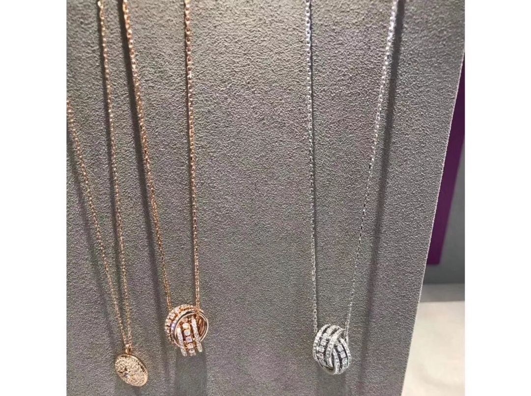 swarovski ️三钻双环扣锁骨项链
这款典雅动人的镀玫瑰金色链坠，可为您的首饰珍藏增添闪亮点缀。