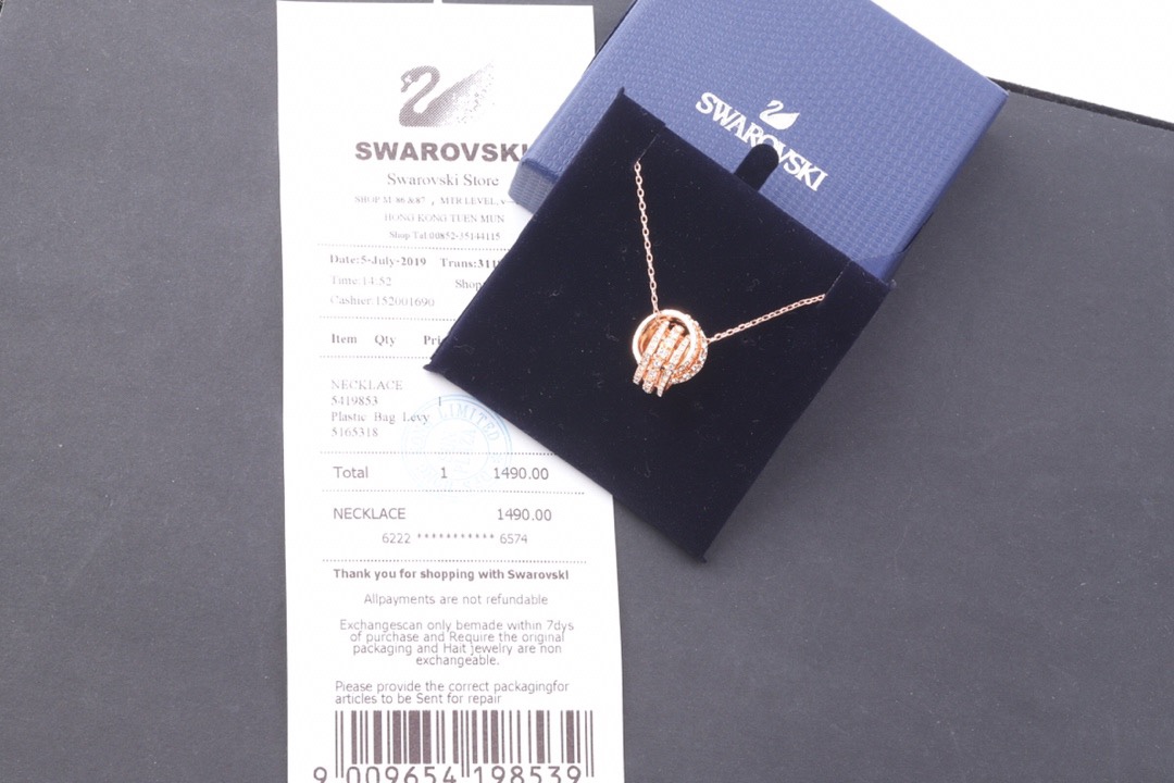  swarovski ️三钻双环扣锁骨项链
这款典雅动人的镀玫瑰金色链坠，可为您的首饰珍藏增添闪亮点缀。