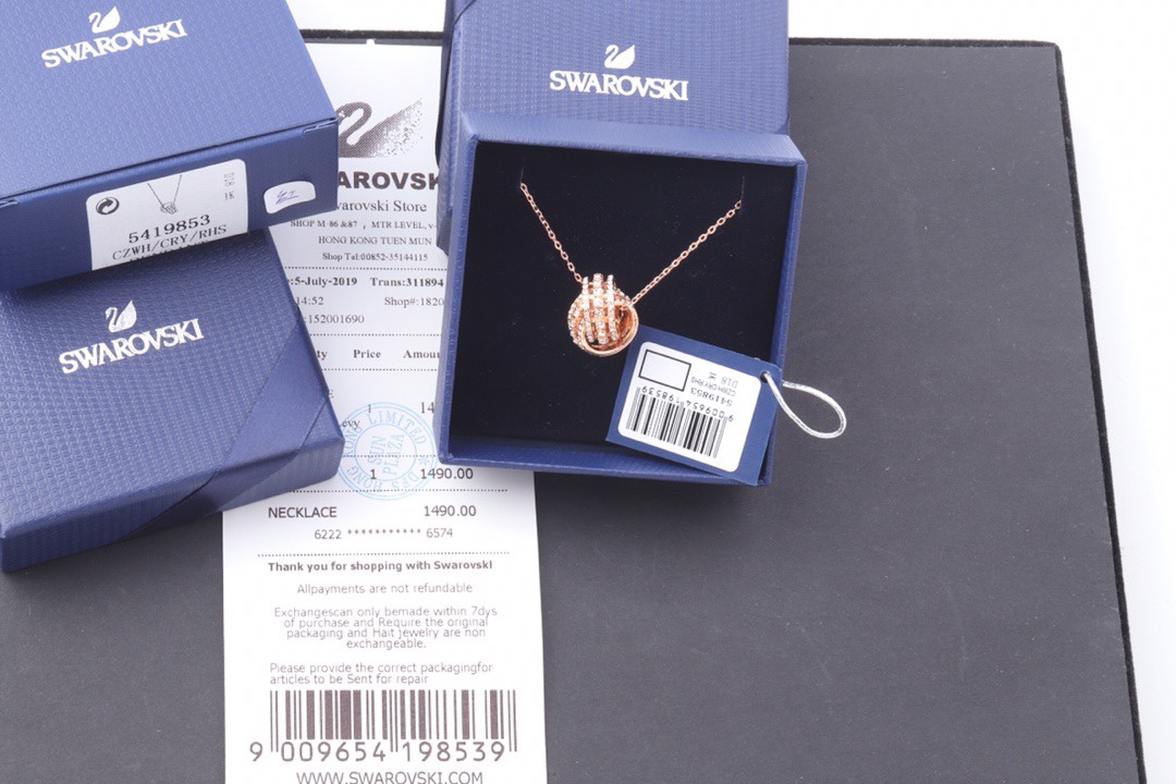  swarovski ️三钻双环扣锁骨项链
这款典雅动人的镀玫瑰金色链坠，可为您的首饰珍藏增添闪亮点缀。