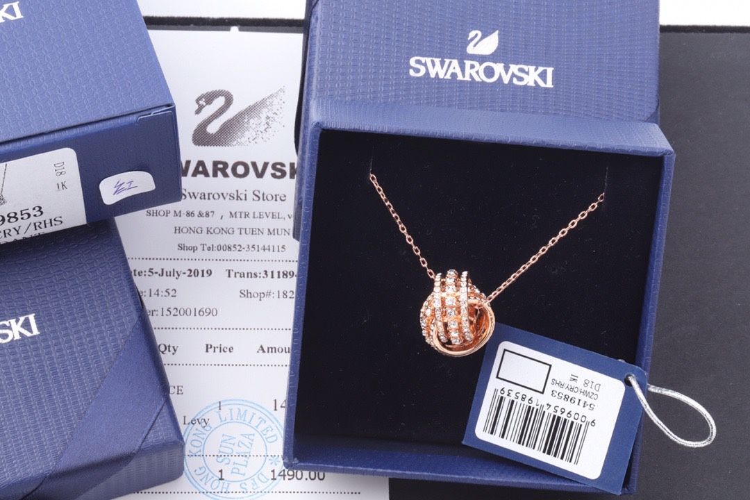  swarovski ️三钻双环扣锁骨项链
这款典雅动人的镀玫瑰金色链坠，可为您的首饰珍藏增添闪亮点缀。
