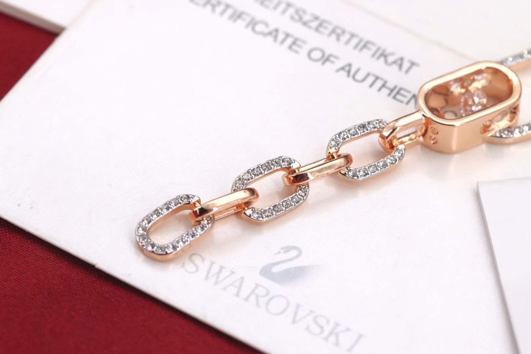 Swarovski耀动的心环环相扣Y字项链这款揉合了现代魅力和精致做工其Y形设计以一排细长的椭圆形扣环垂