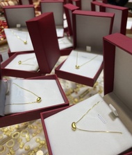 售价:25💰下单备注周大福金豆豆项链 配包装红豆乃相思之物 我将红豆放入衣物之中 我对你的思念已入了骨💓最相思之物,赠予心上人🌈周大福同款金豆豆项链女神节优雅单品💗独家定制‼️