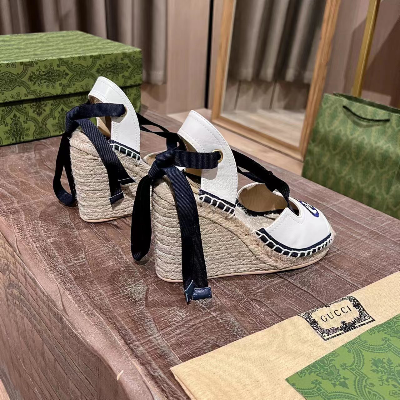 NO:227260,CUCCI Gucci 23 Spring and Summer New Model!  Original reproduction, ingeniously crafted, high-end mixed-bred sheepskin fabric, inner sheepskin, size 35-41, blue and white, pink and white, pure black 3 colors, factory yuan, sandals, sheepskin19860909CUCCI古奇23春夏新款！原版复刻,匠心打造,面料高级混种羊皮,内里羊皮,35－－41码,蓝白,粉白,纯黑3色,厂元,凉鞋,sandals,sheepskin,Women's Shoes