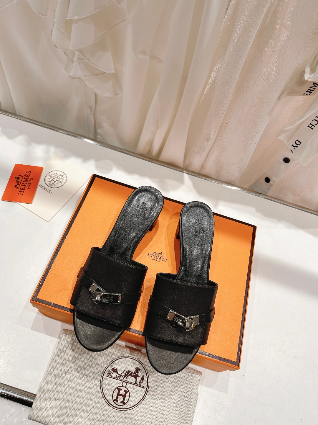 NO:257358,High-version flat-soled high-heeled Herme…s fw23 new arrival~ H home new kelly stripped-out slippers The shoe shape is very beautiful, the ultimate shape is matched with kelly embellishment, full of high-end feel!  Selected calf leather material, cowhide footbed, imported cowhide sole from Italy Top quality Size 35-41 (40 41 non-return and exchange), slippers, hermes, slippers, cowhide19860909高版本 平底 高跟 Herme…s fw23 new arrival～ H家新款kelly扣走秀款拖鞋 鞋型很好看,见到到极致的造型,搭配kelly的点缀,高级感十足！ 甄选小牛皮材质面料,牛皮垫脚,意大利进口牛皮底 顶级品质 码数35-41（40 41不退换）,拖鞋,hermes,slippers,cowhide,Women's Shoes